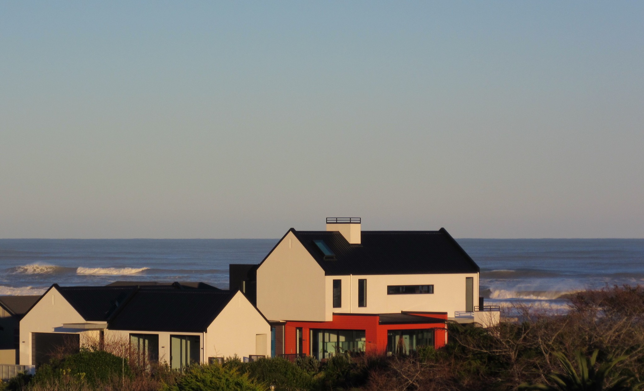 Master suite, ocean views in contemporary house Bed and breakfasts