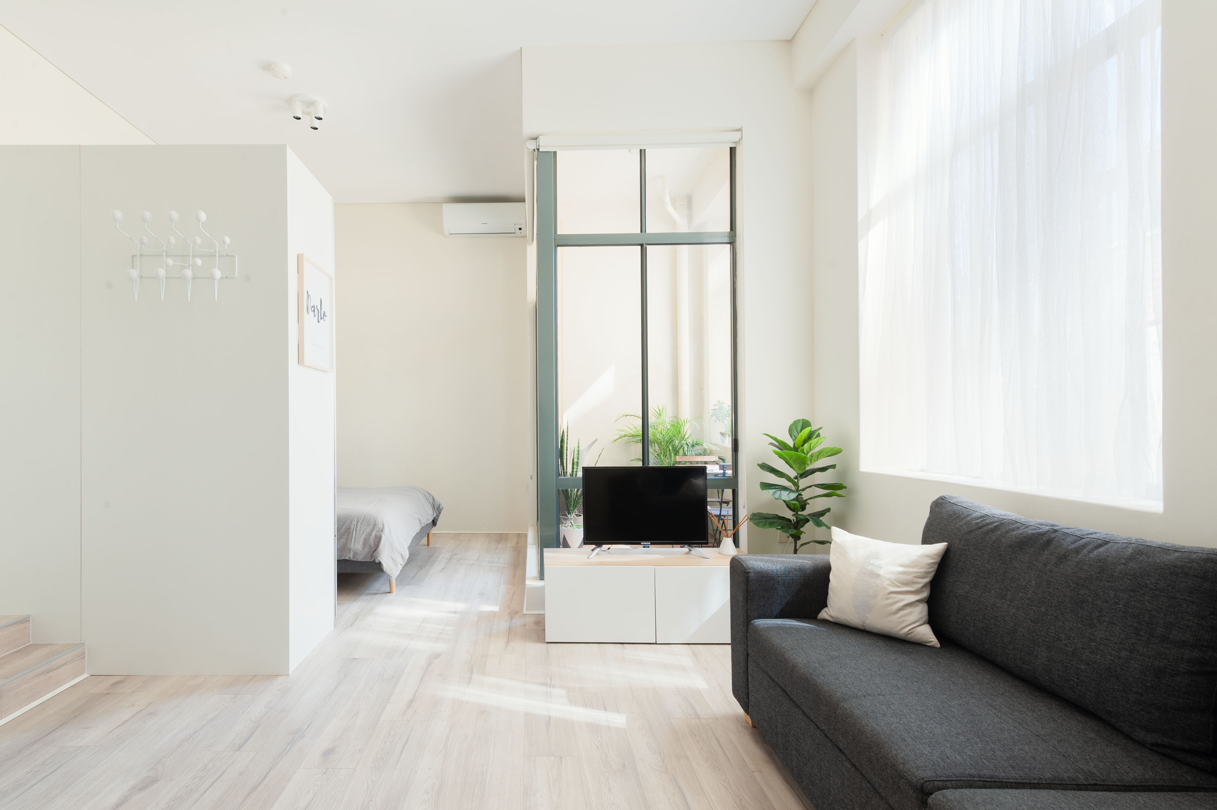 Location! Hip & Cozy Inner-City Warehouse Studio