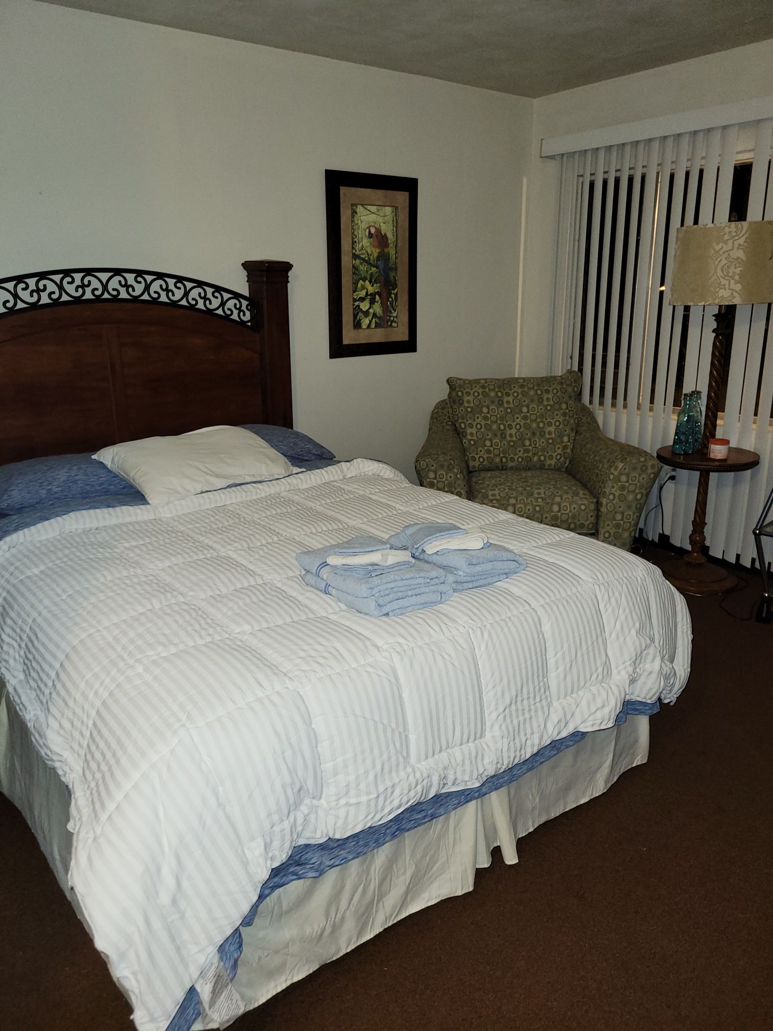 Green Queen suite in a motel.