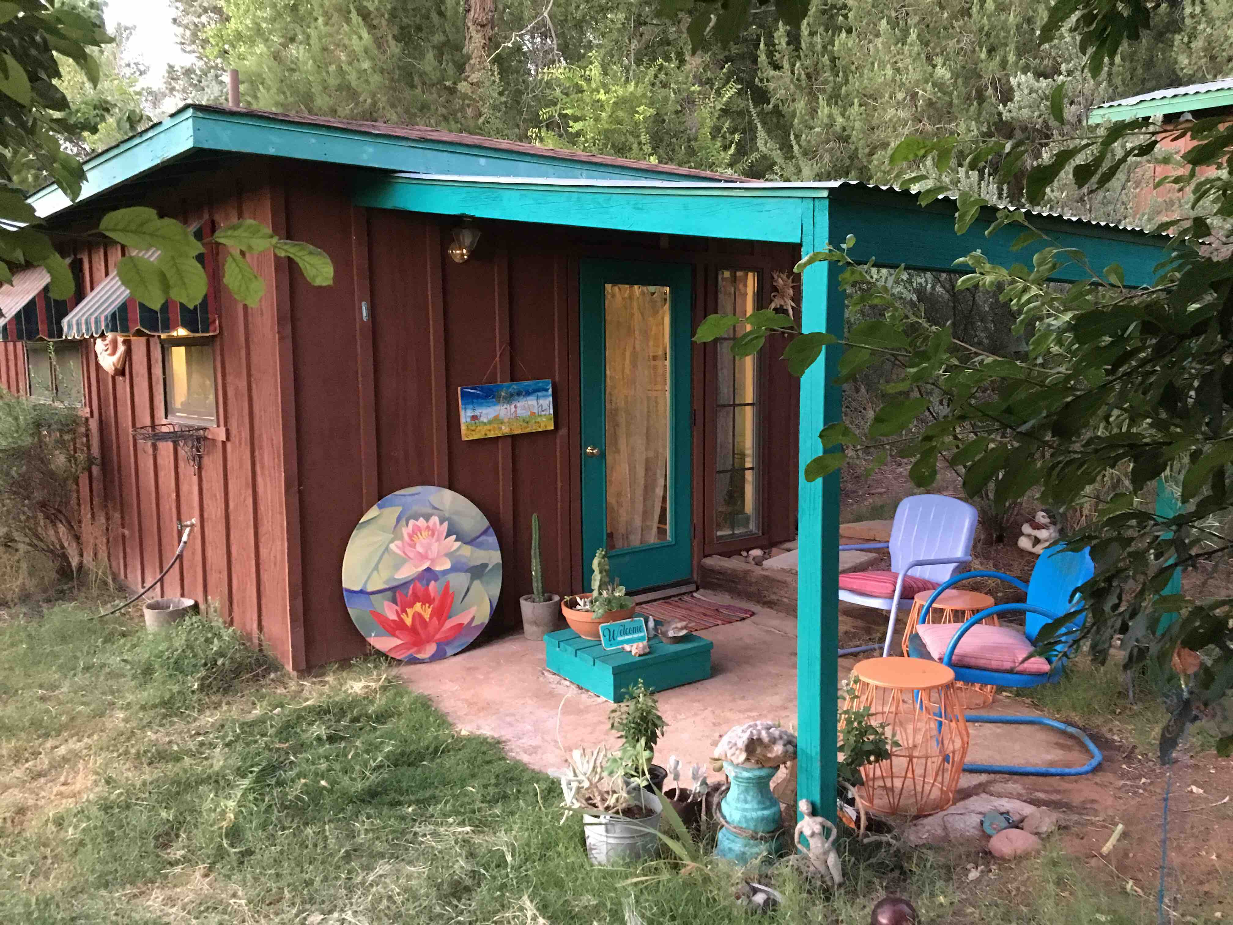 Whimsical tinyhome in garden, chemical free Guesthouses for Rent in