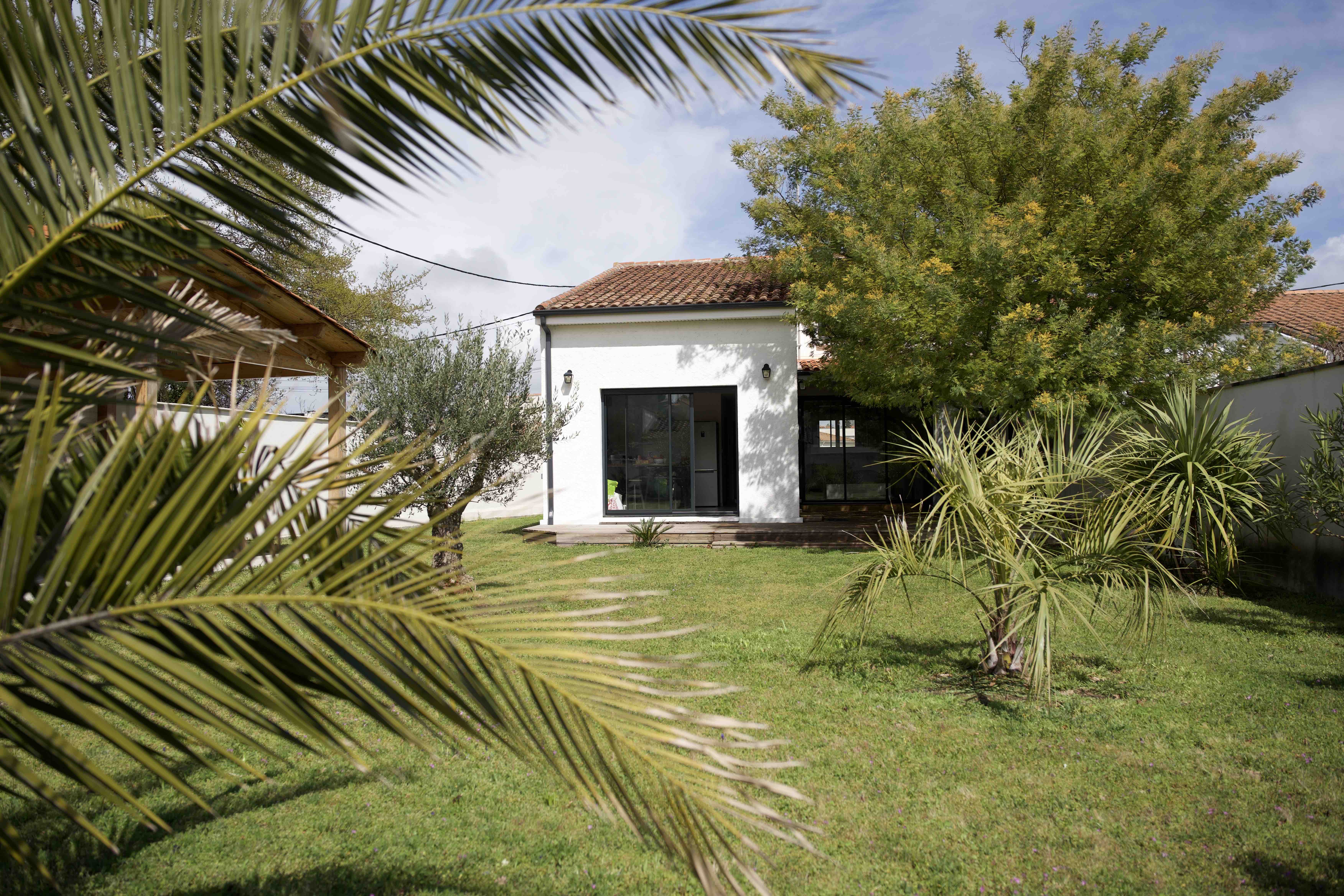 Comfortable villa close to the sea and the city.