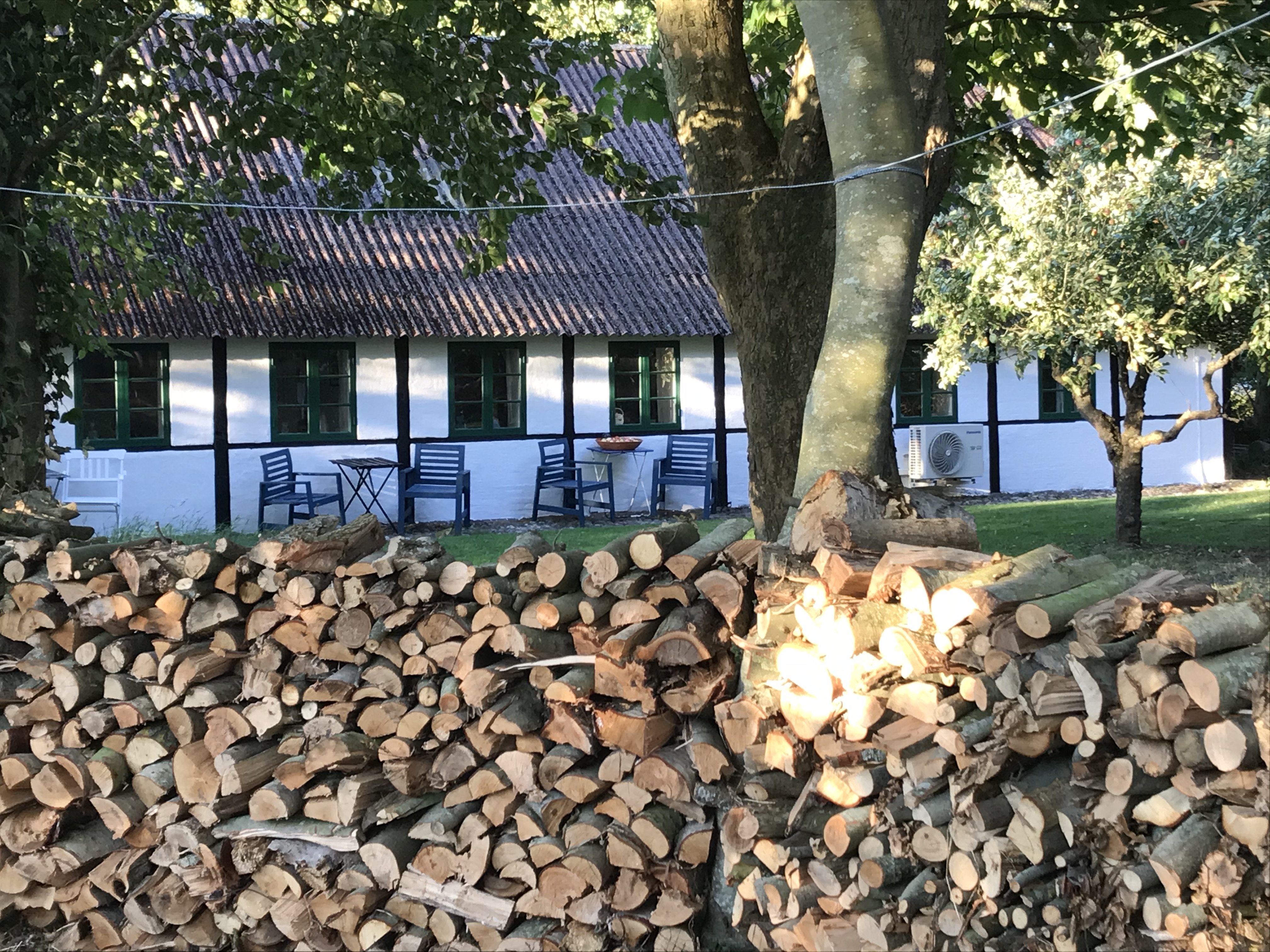 Charming country house, large garden and close to beach.