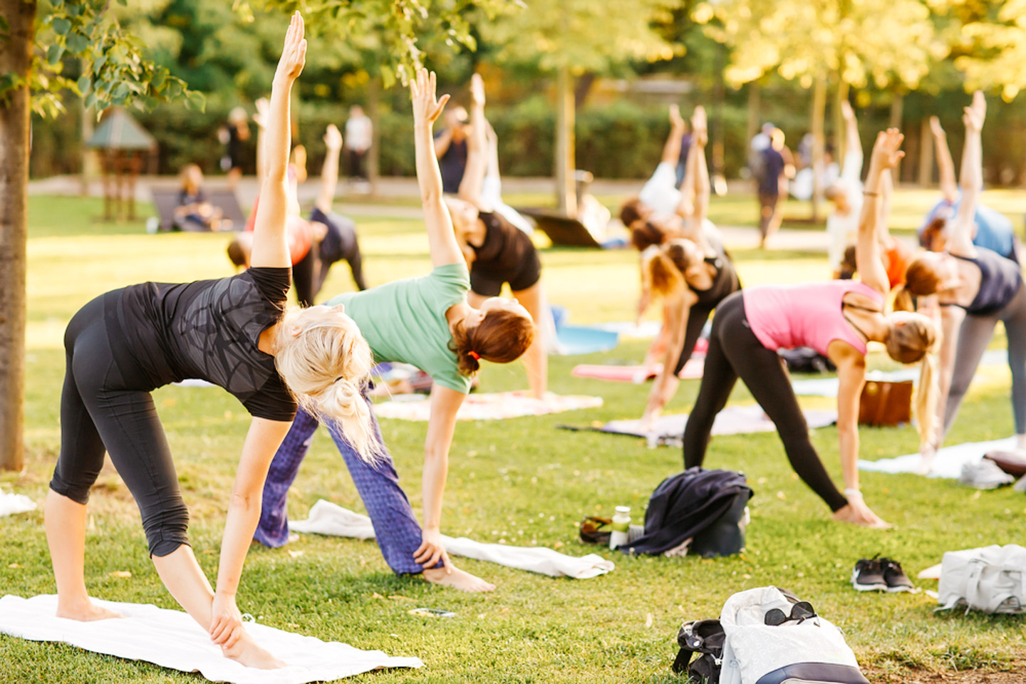 Open air yoga sesión in the park. - Airbnb