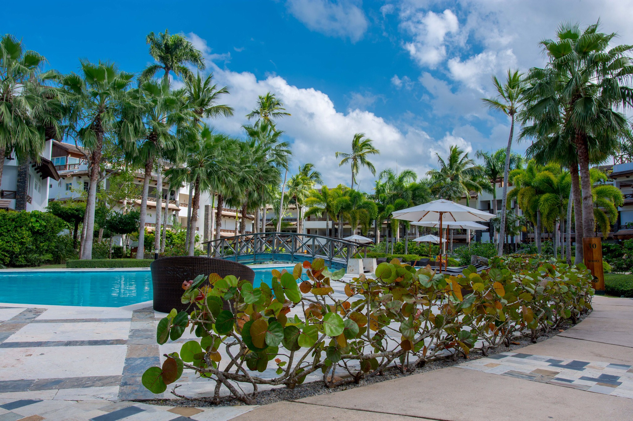 BALCONIES OF THE ATLANTIC 
Paradise on the grounds