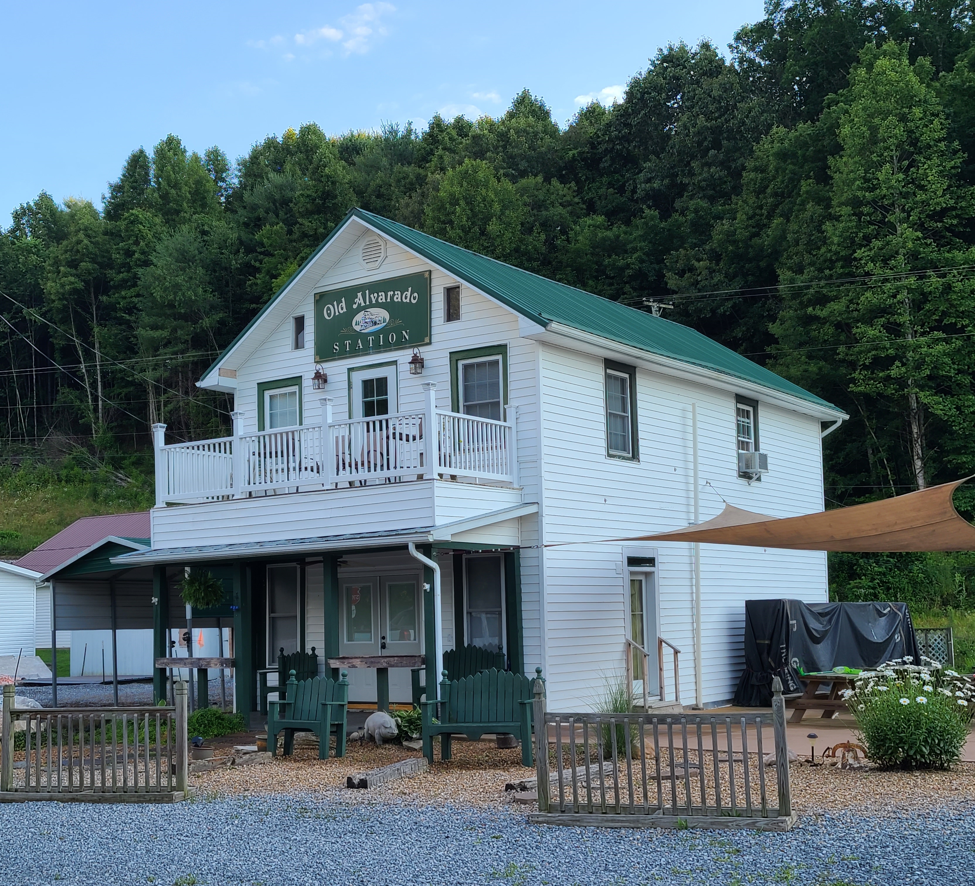 Cozy Suite Directly ON the Virginia Creeper Trail