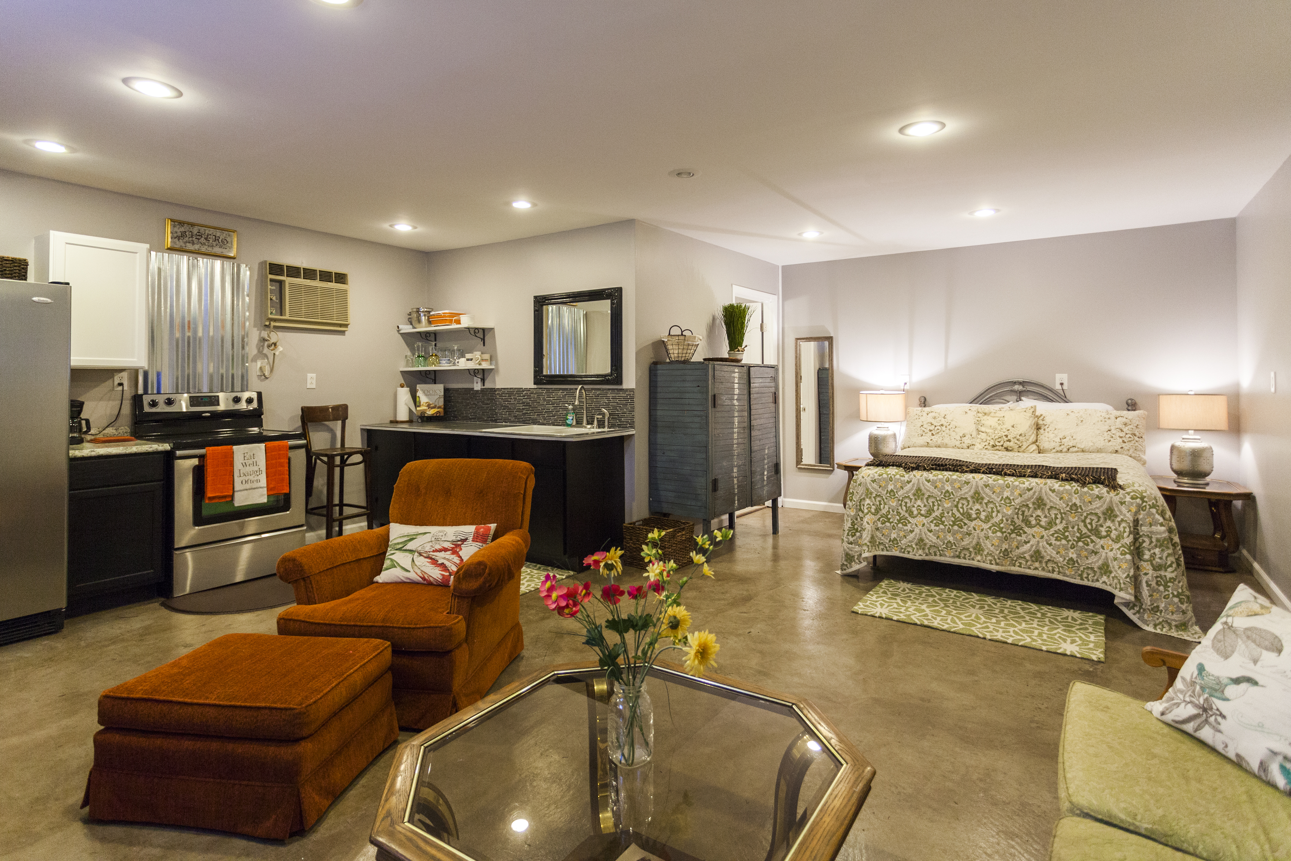 Walk your dog to 5 Points; 3 mins drive downtown! in District 6, Nashville
