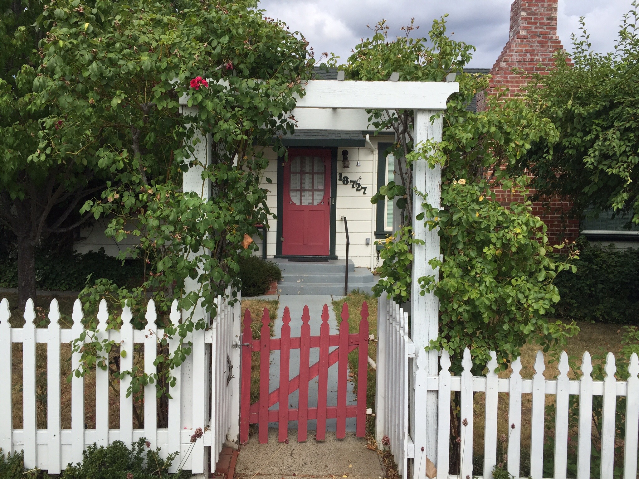 Adorable Tuolumne City Cottage (zip code 95379) Cottages for Rent in