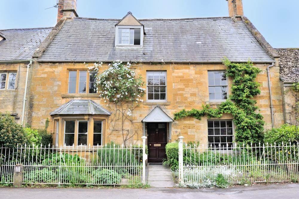 Luxury Cotswold cottage sleeps 12+1 Cottages for Rent in MoretoninMarsh, England, United Kingdom