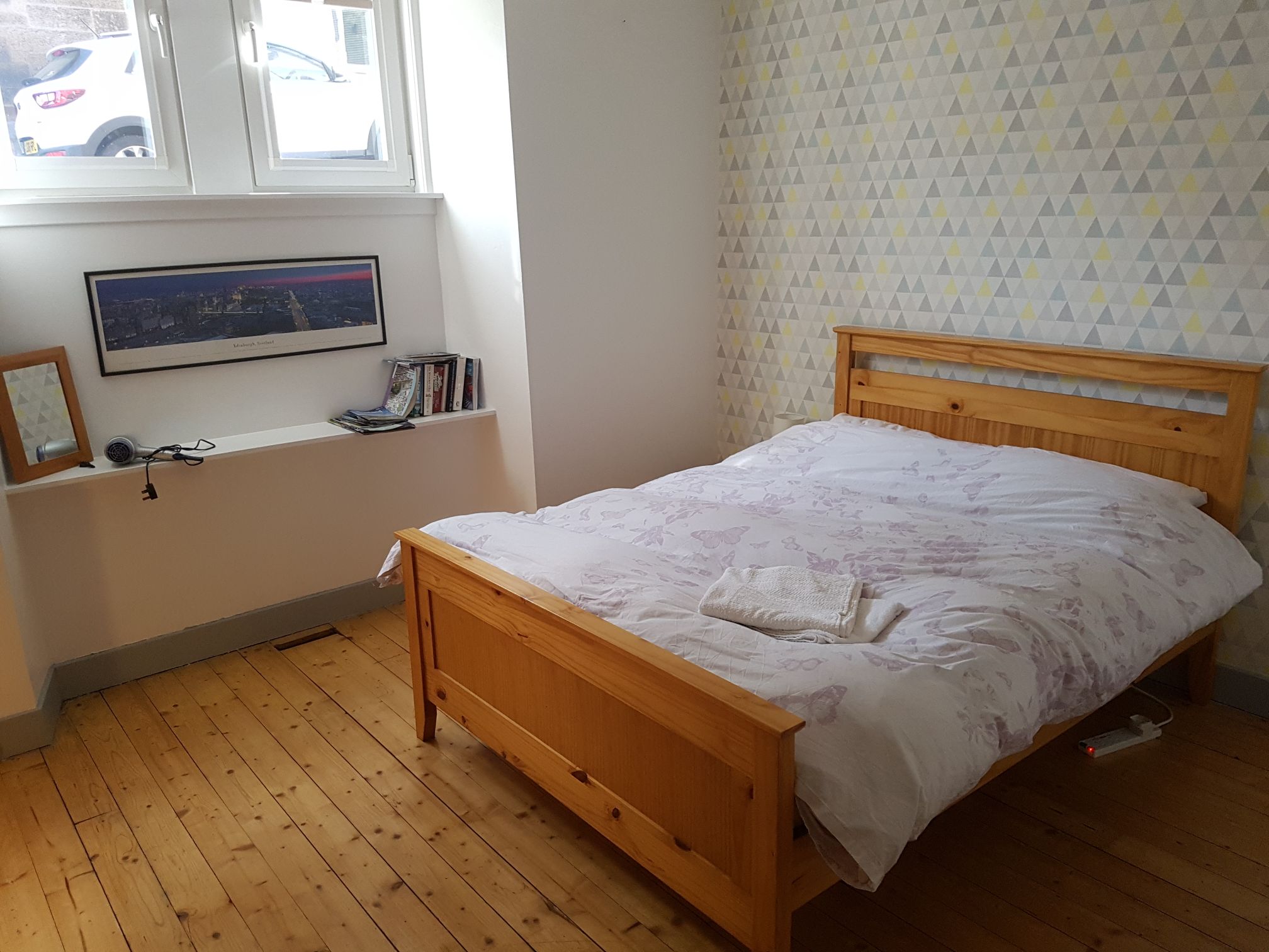 Private room in central, spacious and comfy flat in Polwarth, Edinburgh