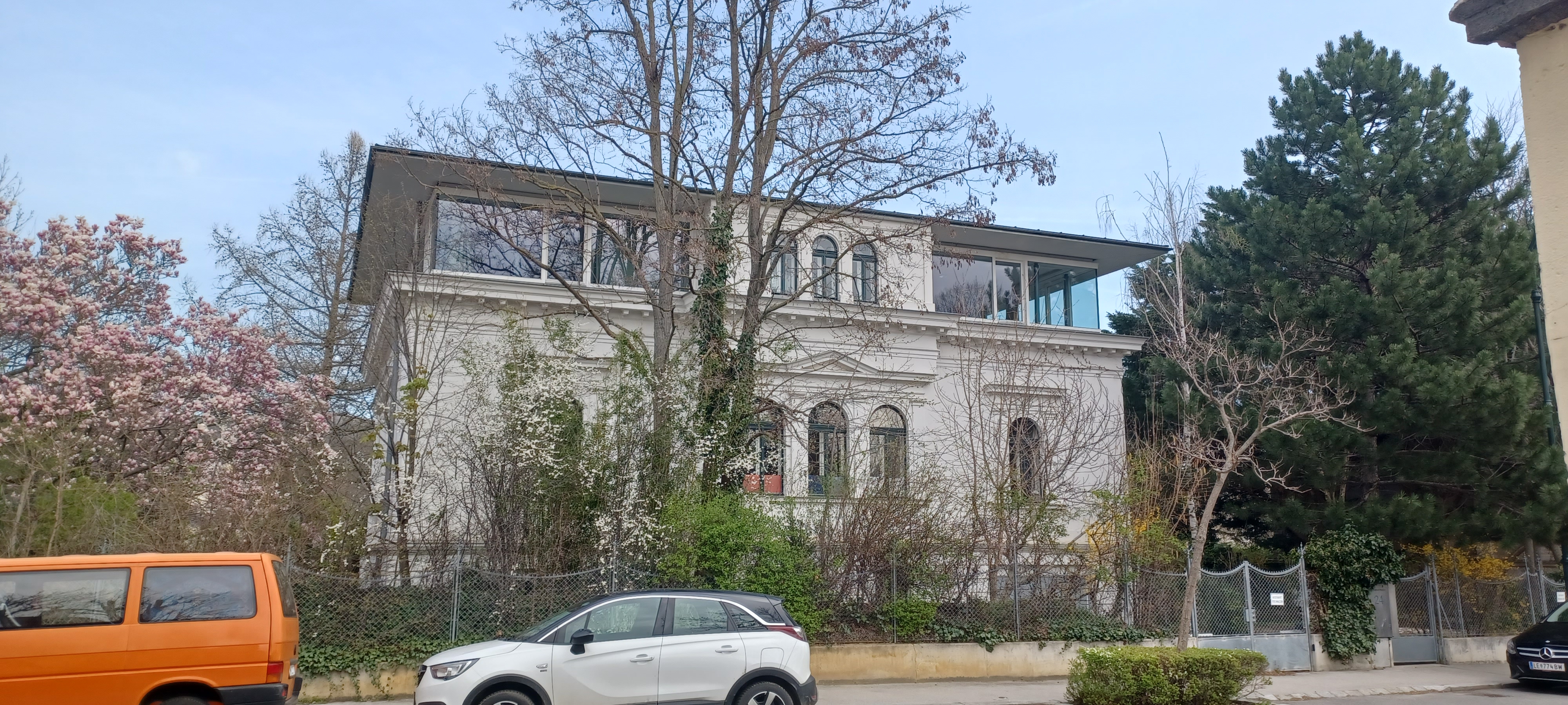 Spacious DG apartment in turn-of-the-century villa