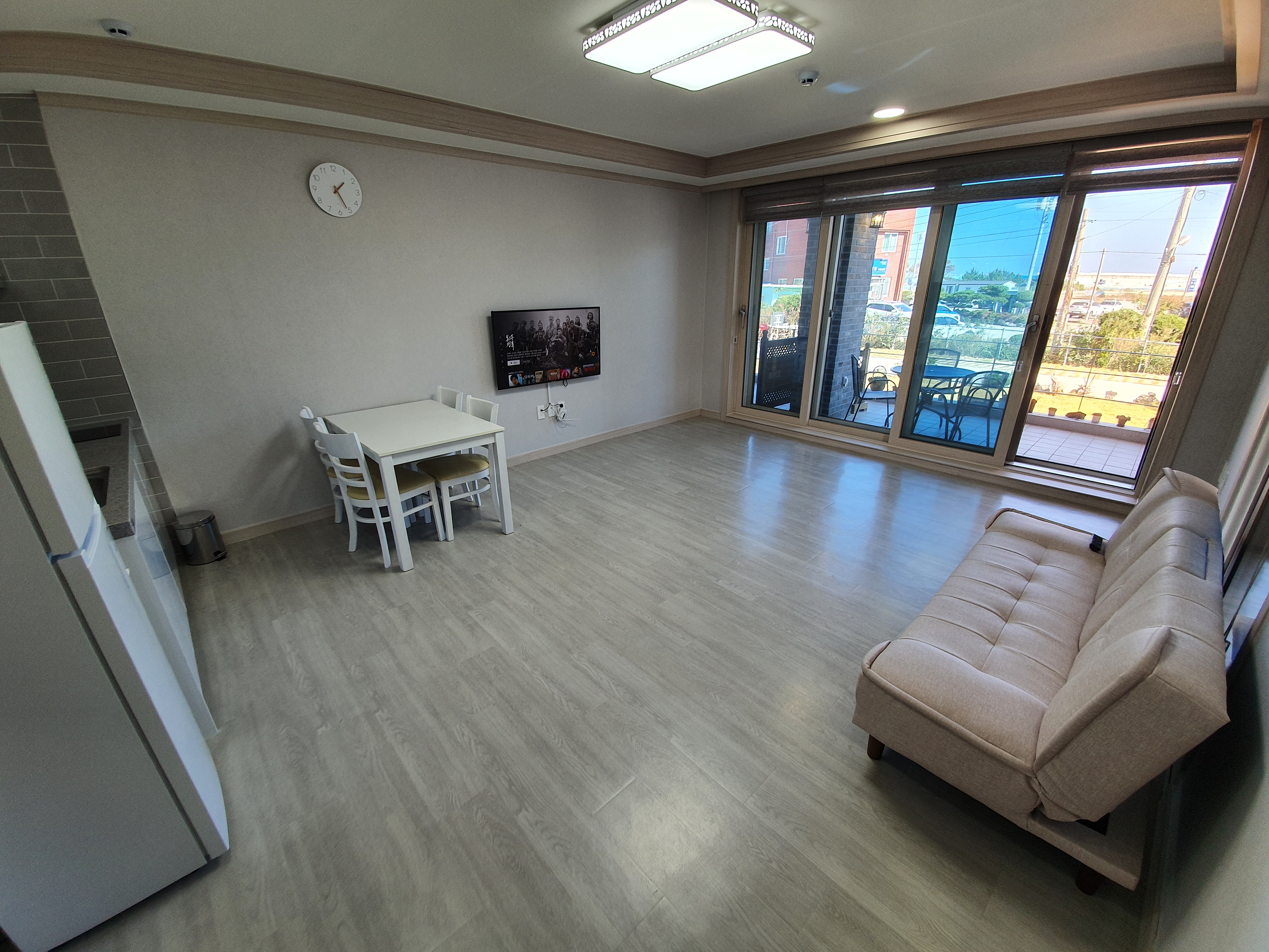 Songjiho Beach 4mins. Bongsudae
Beach 1min. 
2 rooms. Villad Songji