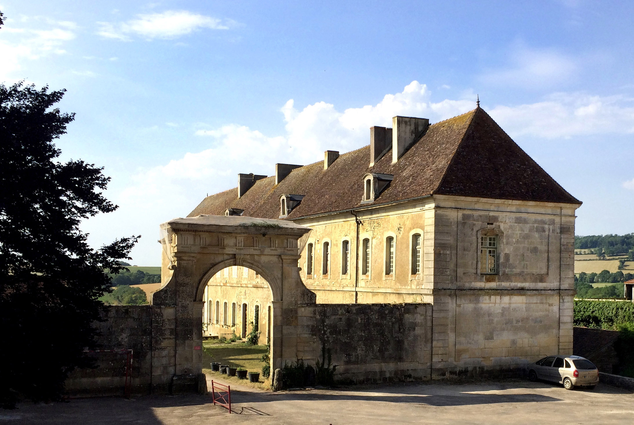 Gîte de l'Abbaye de Moutiers StJean - Châteaux à louer à Moutiers-Saint