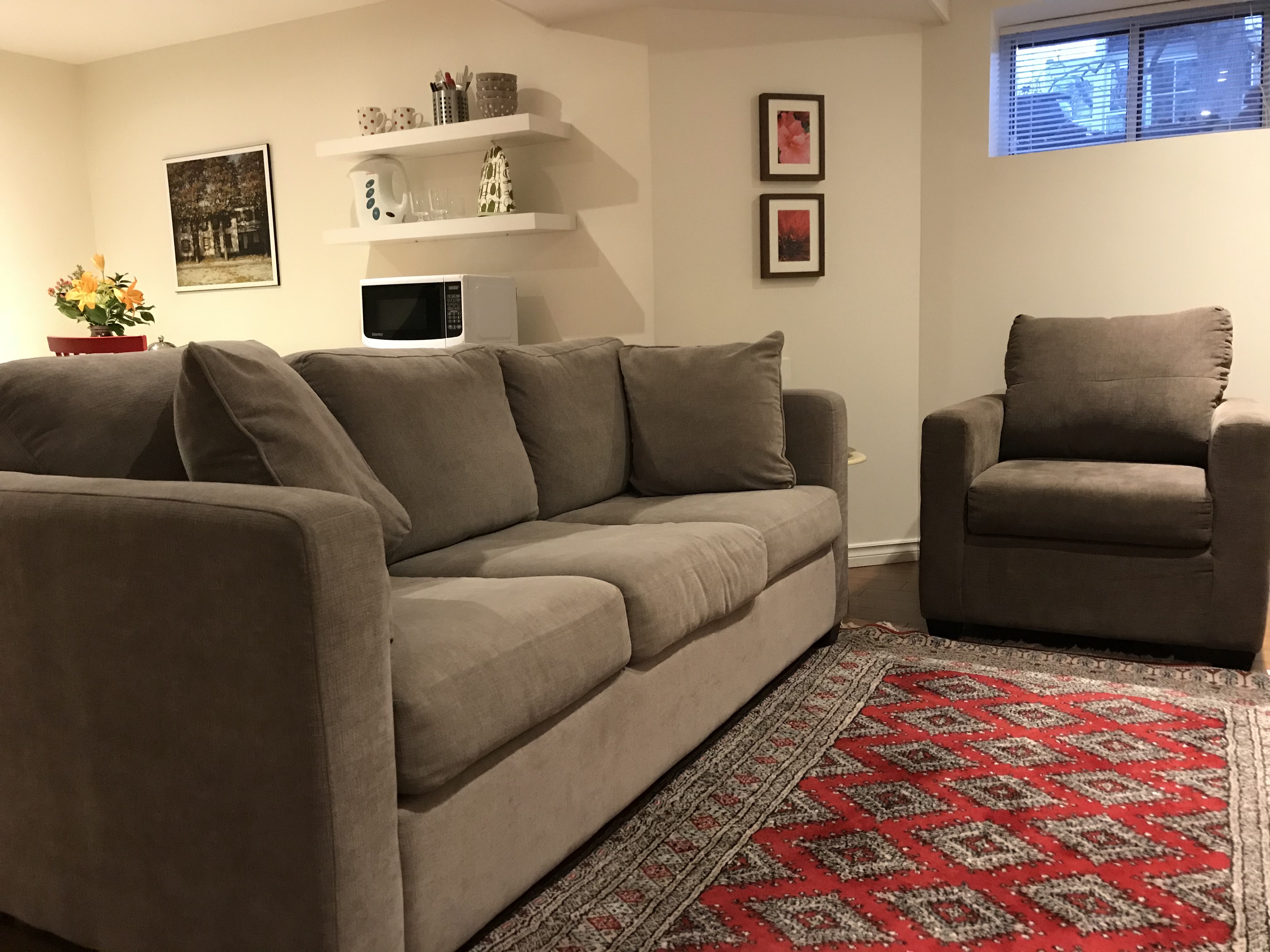 Quiet comfort in private suite close to TTC, shops
