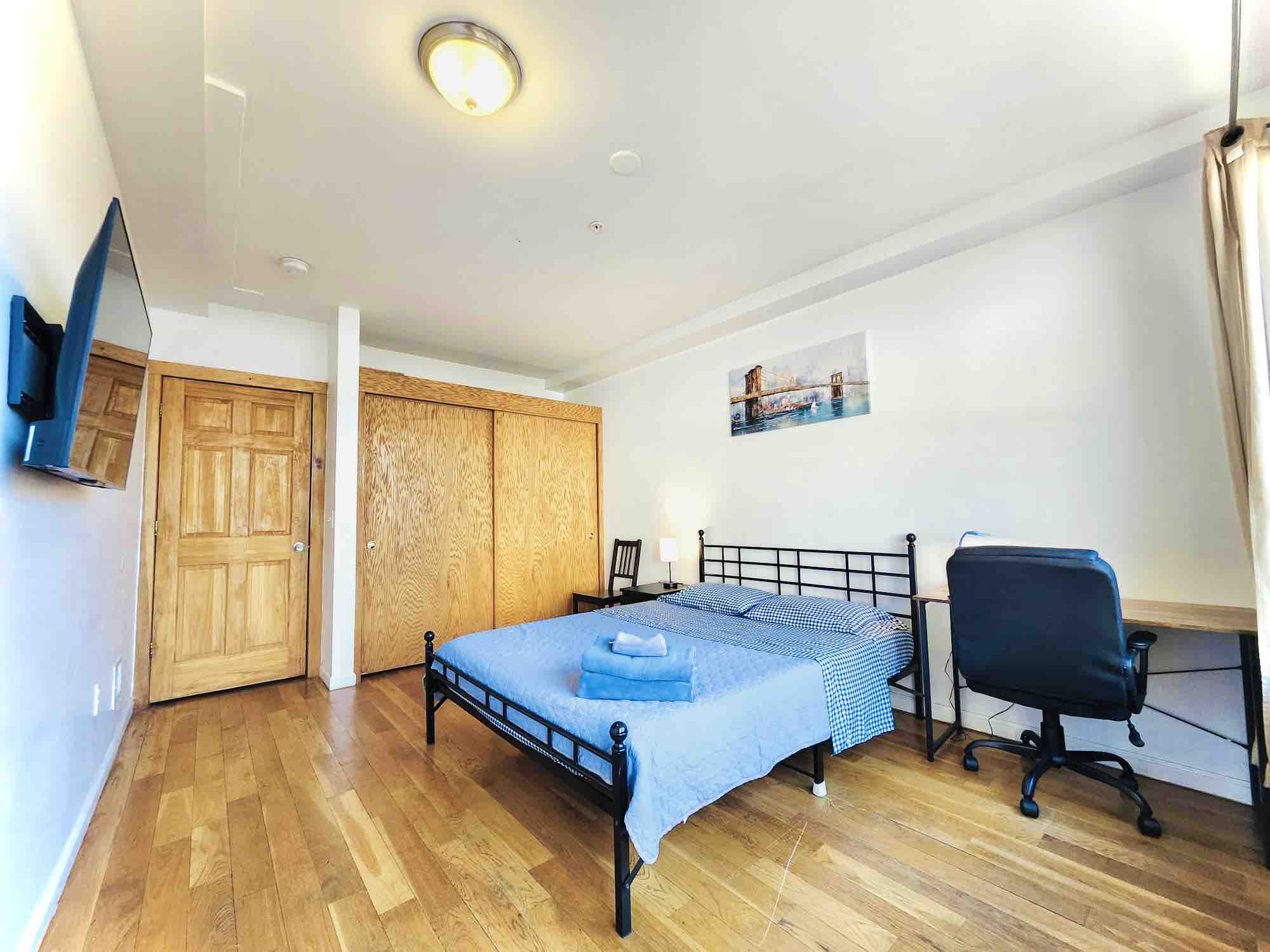 Big modern room 5 min walk to Path/WIFI/TV/Desk in Ward E (councilmember James Solomon), Jersey City
