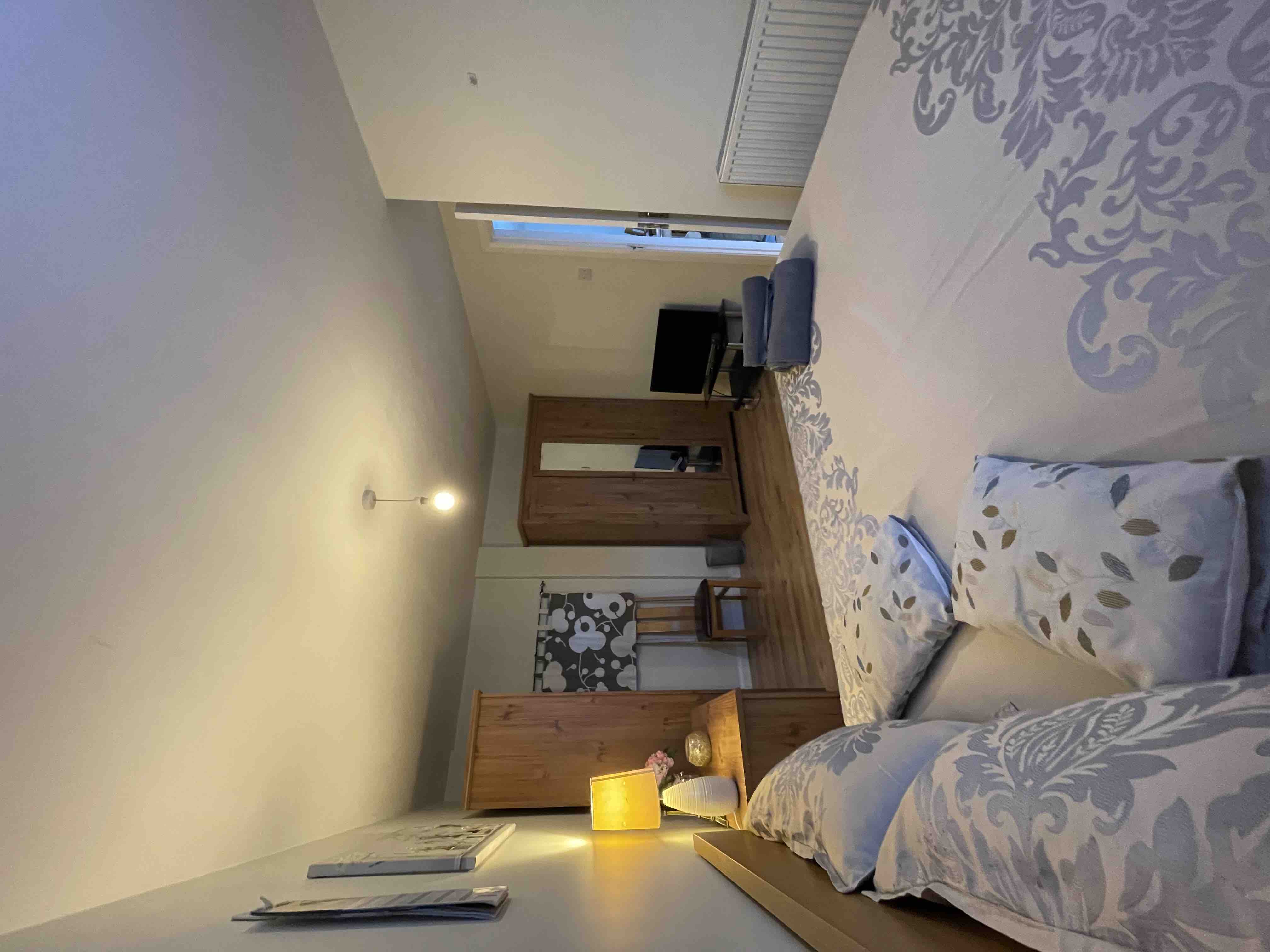 Spacious One Bedroom guest house near Heathrow