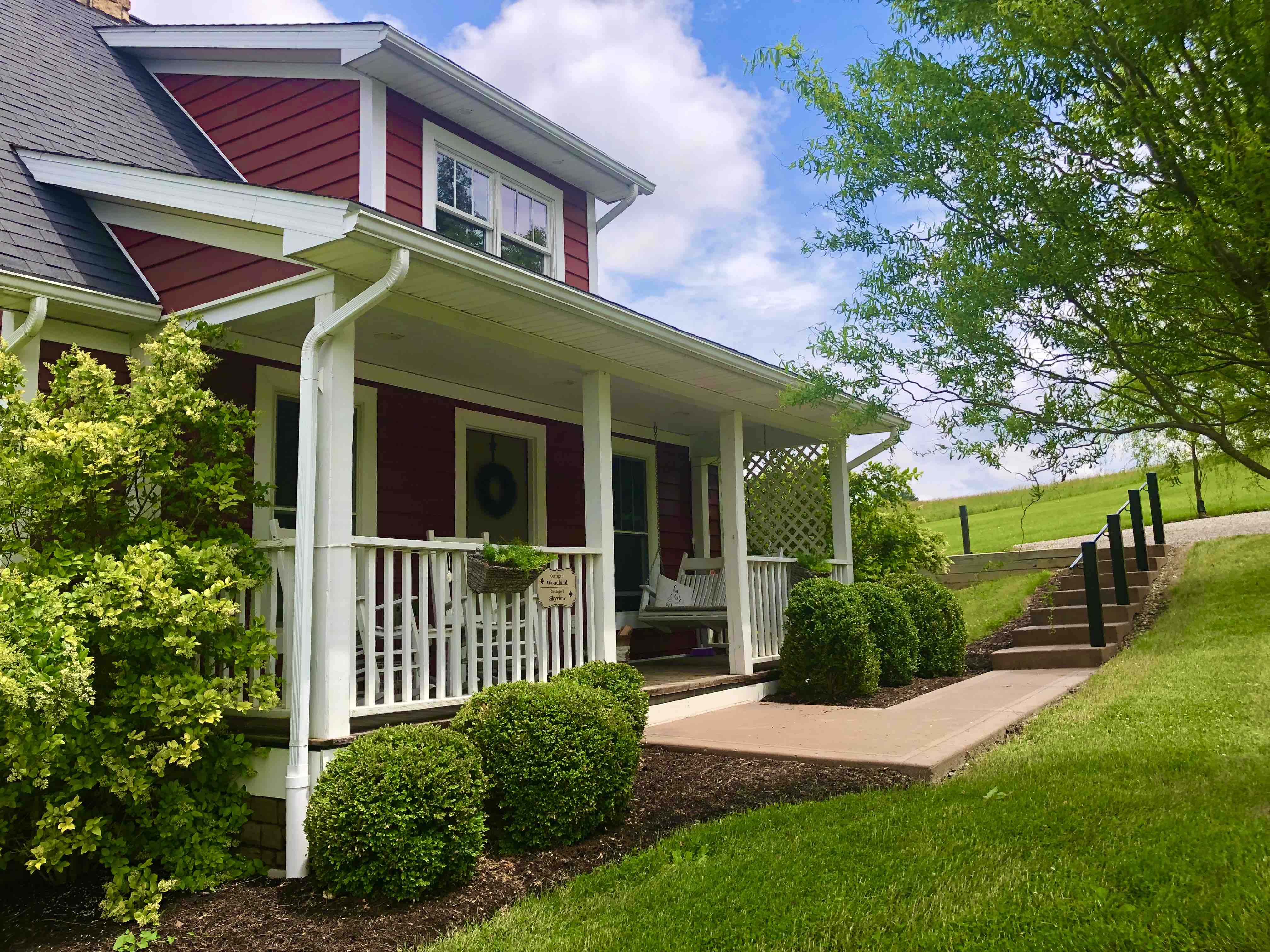 Cottage by the meadow HotTubRolling Hill view Cabins for Rent in