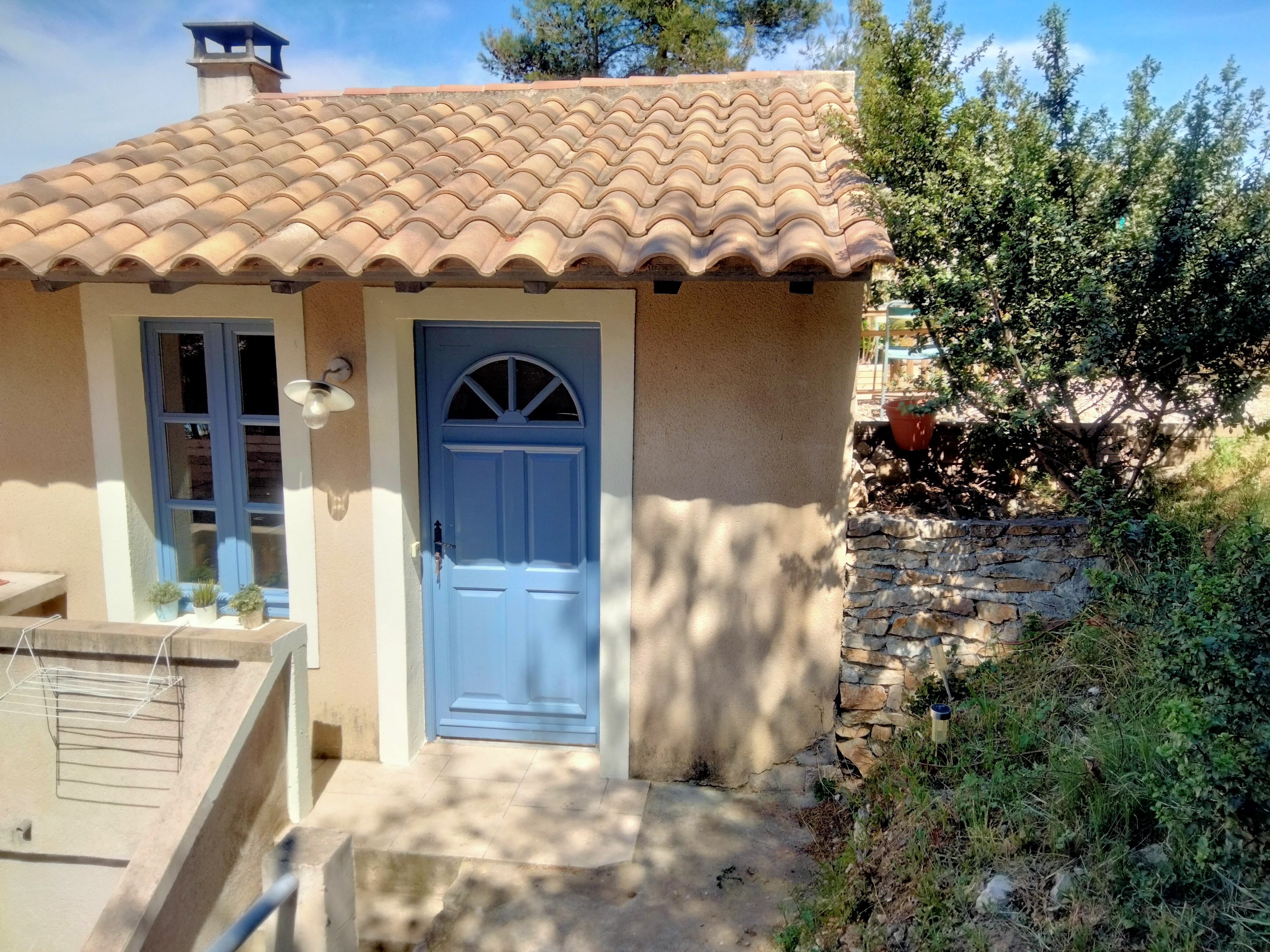 Air-conditioned studio with pool