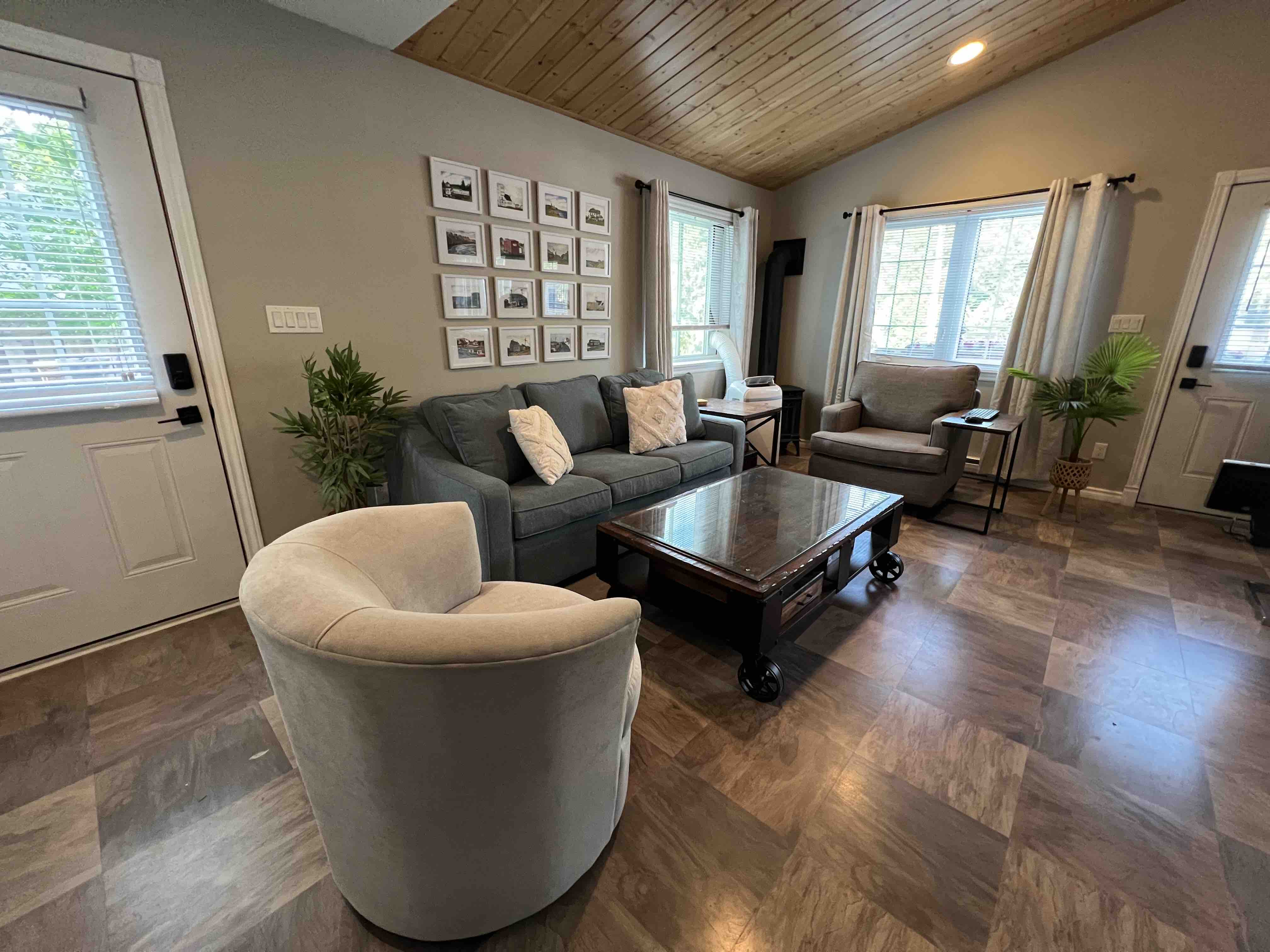 Buddy's Huron Hideaway ~ L2 EV~ Beach & Shopping