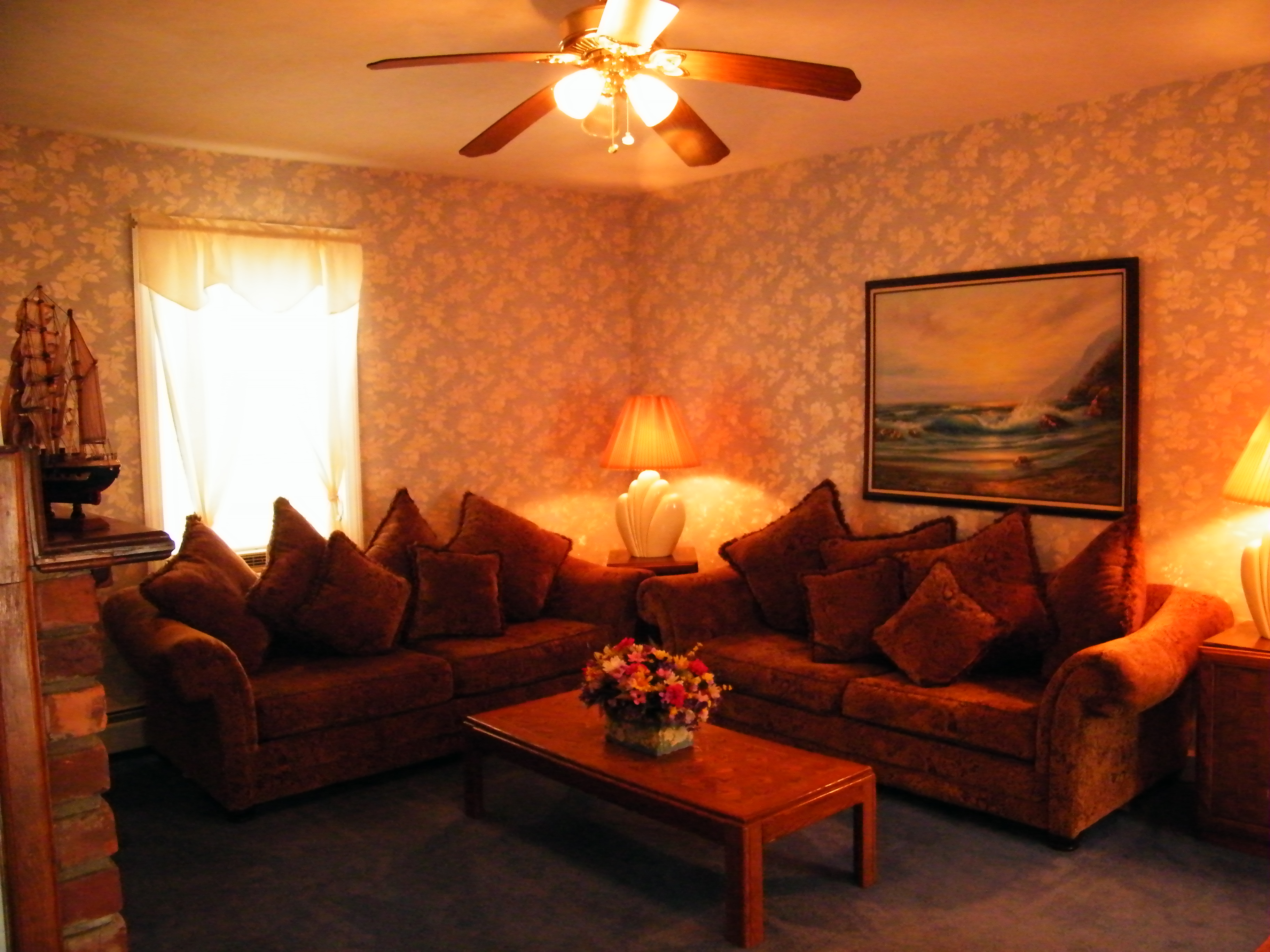 Garden Apt Downtown on Thames st. Bed and breakfasts for Rent in