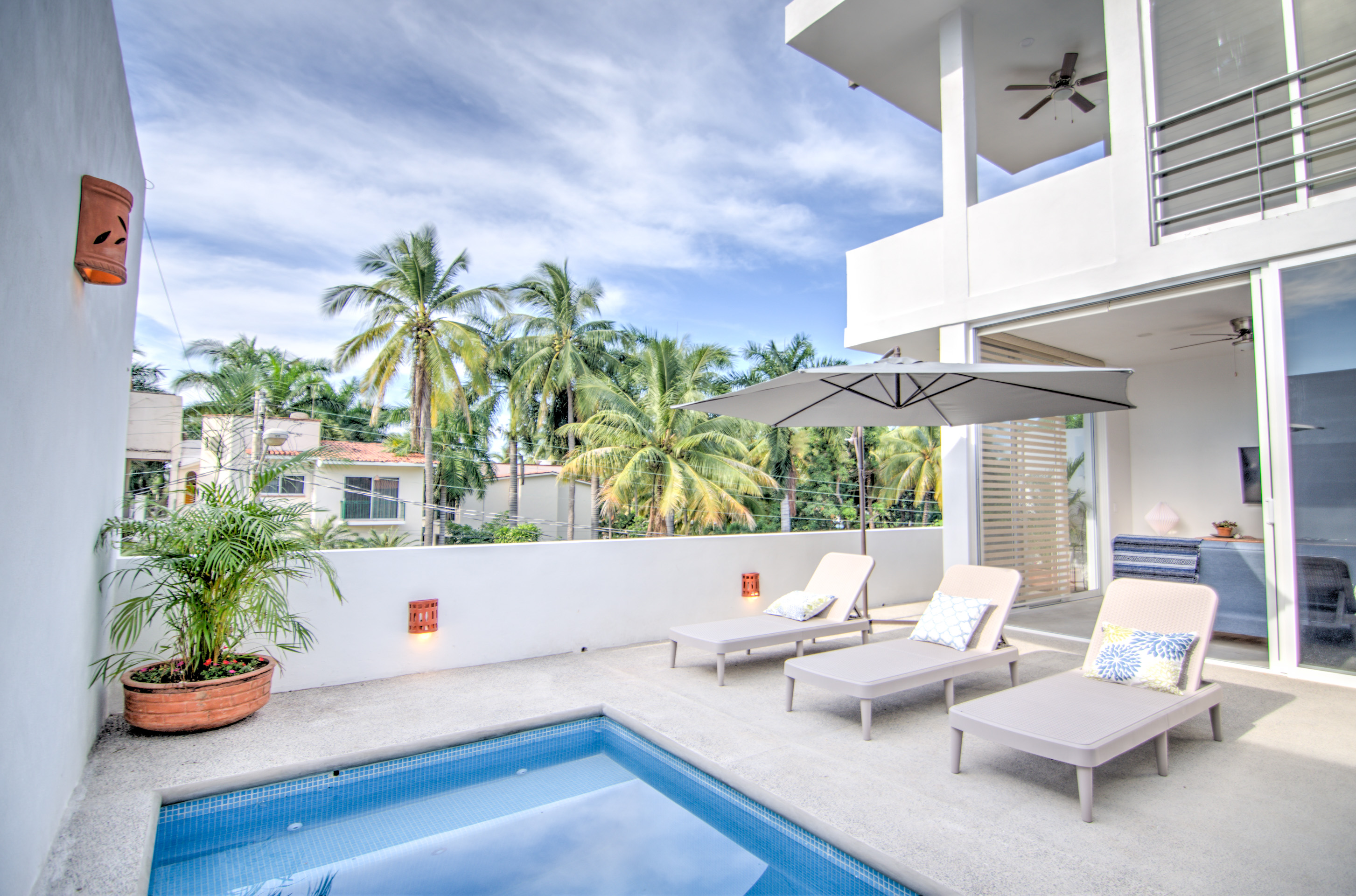 Golden Zone Studio 2min to Beach w/ Pool & Grill Condominiums for