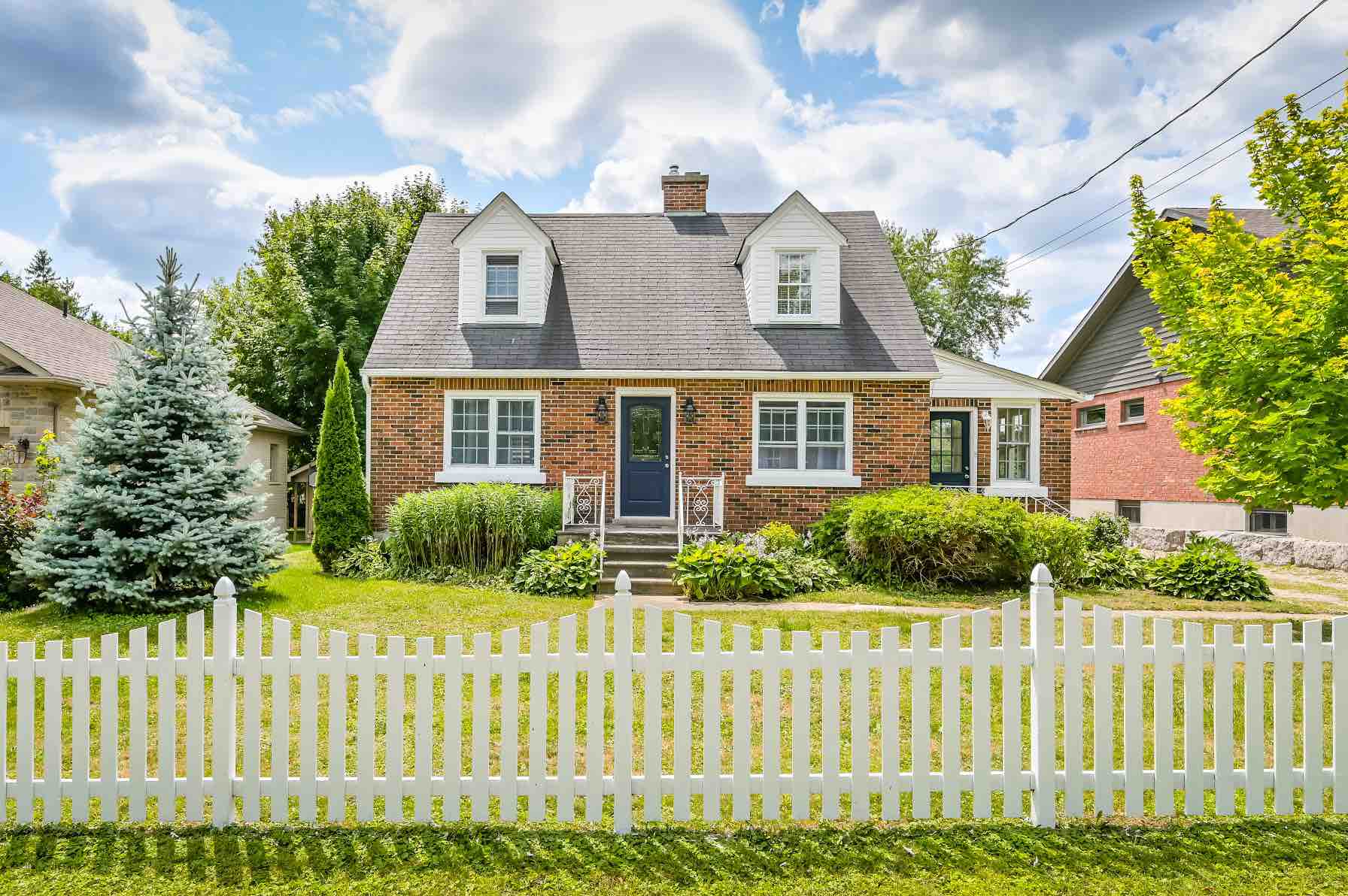 Redbrick Retreat steps to views & ️ of Elora Houses for Rent in