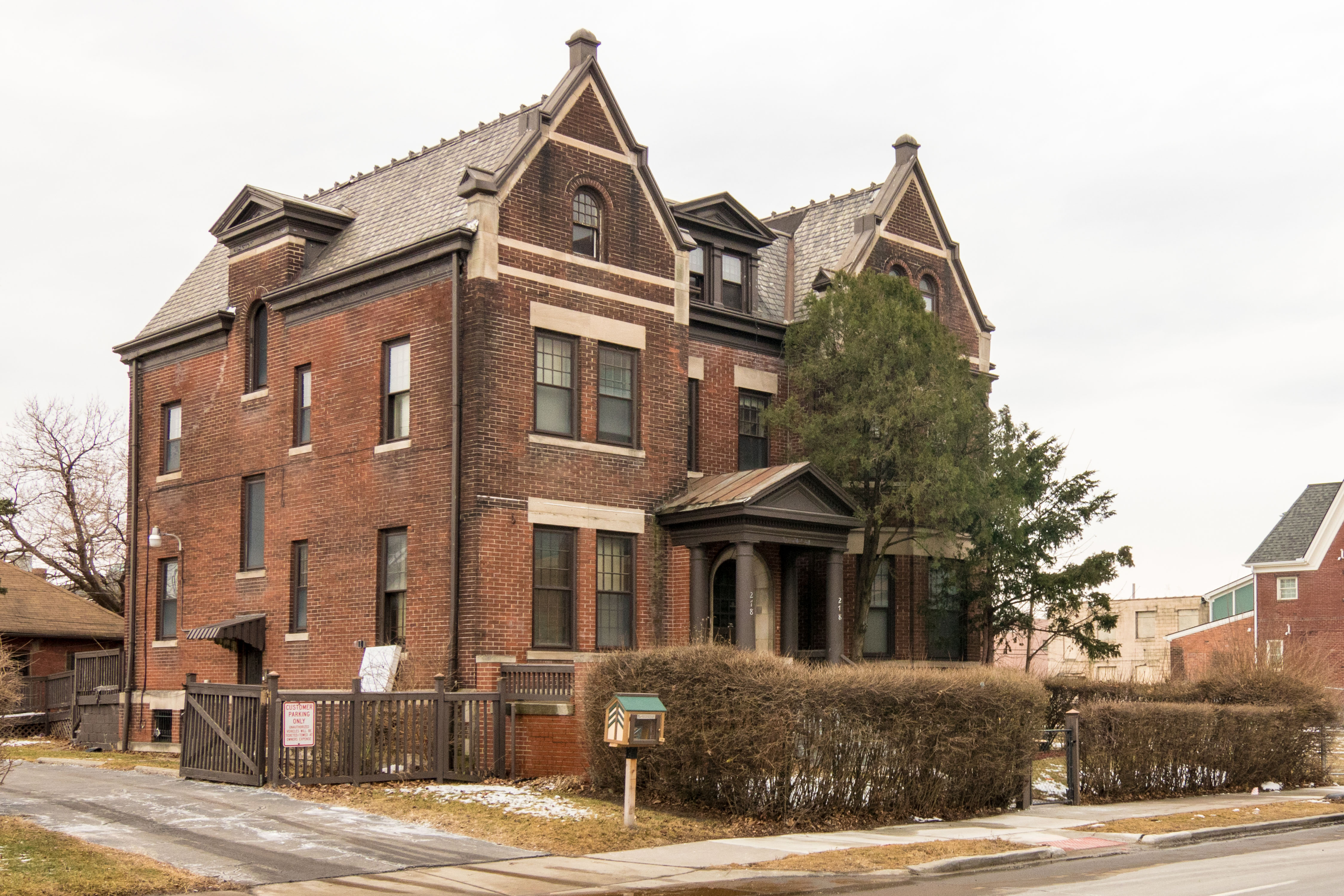 Historic Brush Park Manor, 3 bed private apartment Guest suites for