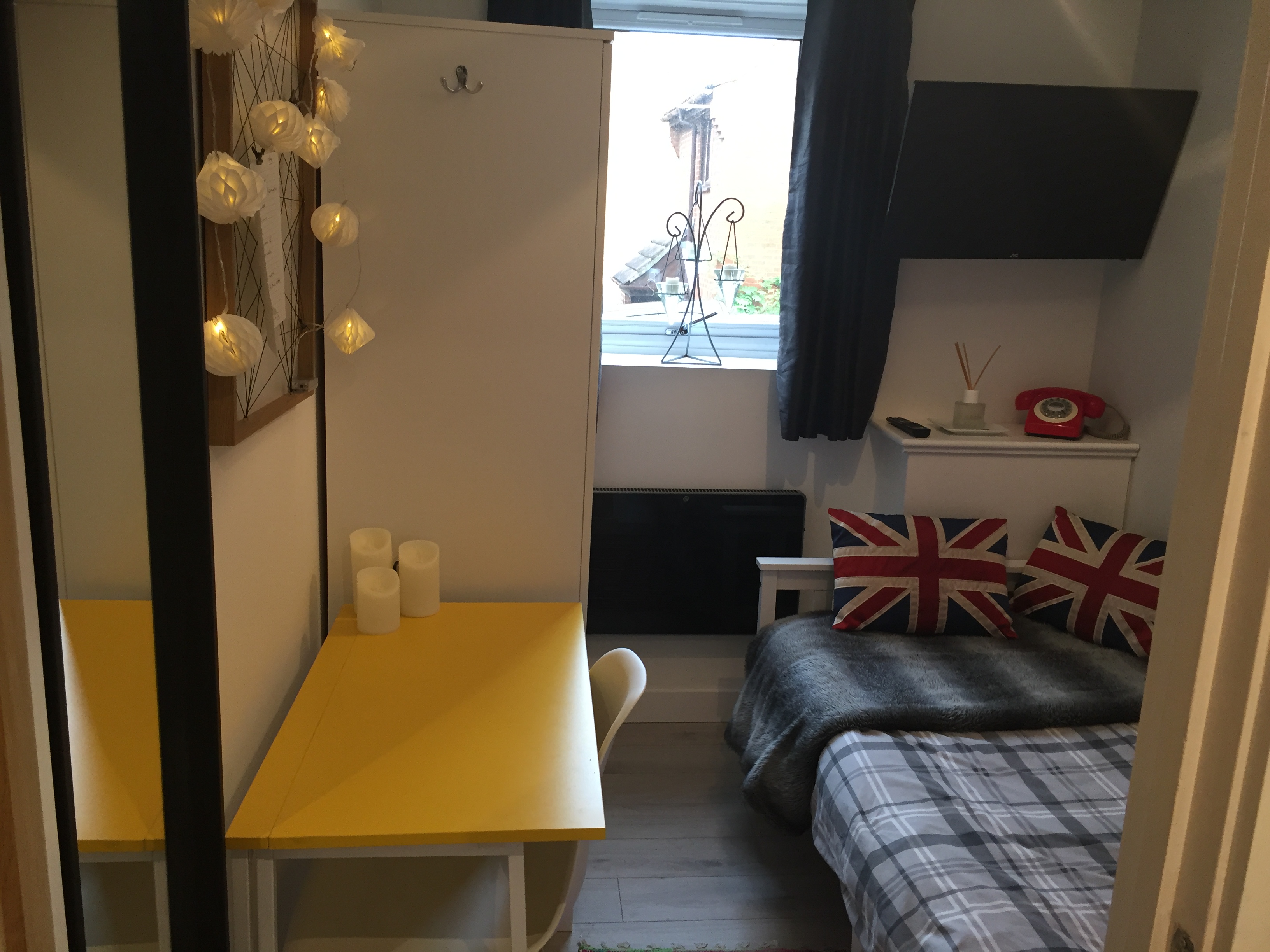 Cosy Room High Wycombe The Tardis Houses For Rent In Buckinghamshire England United Kingdom