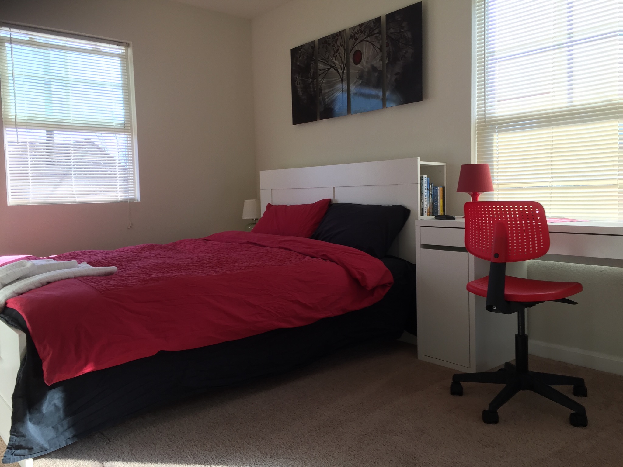 Private sunny room close to BART in Prescott, Oakland
