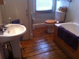 Cosy large room nr TV studios, Paintworks & stores in Brislington West, Bristol