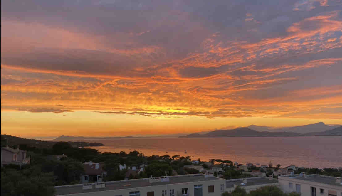 Beautiful T3 with a splendid sea view in the heart of Giens