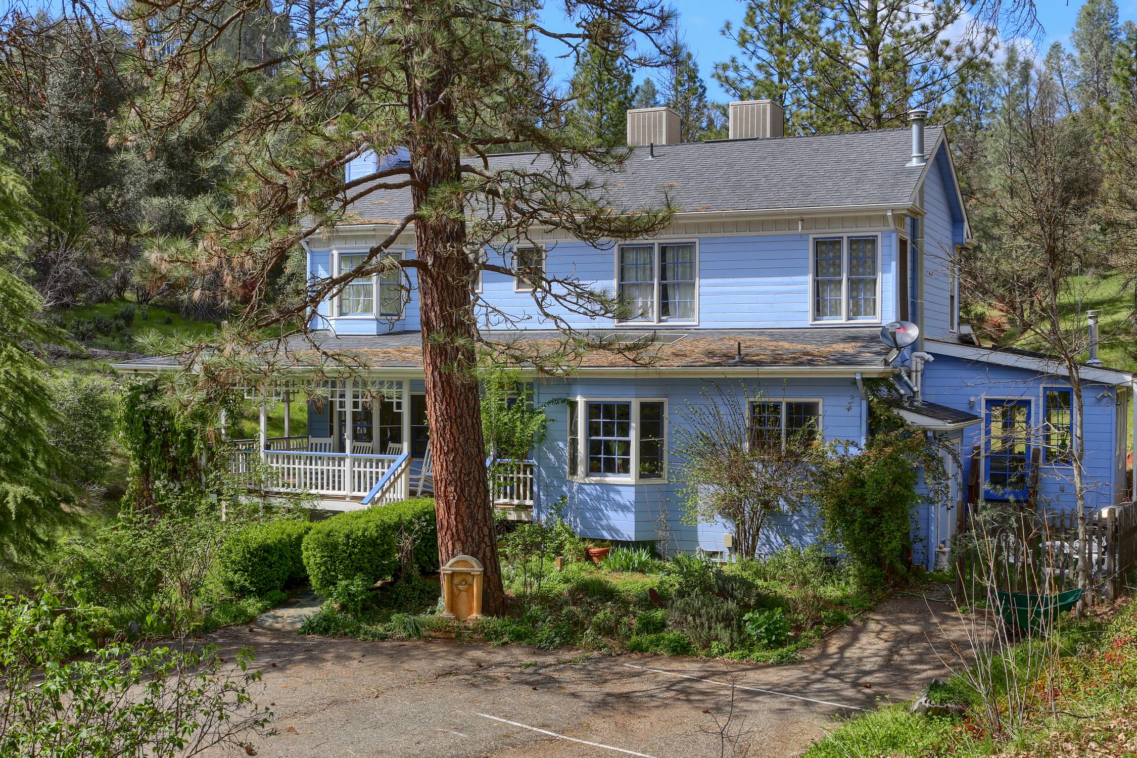 The Big Blue Houses for Rent in Midpines, California, United States