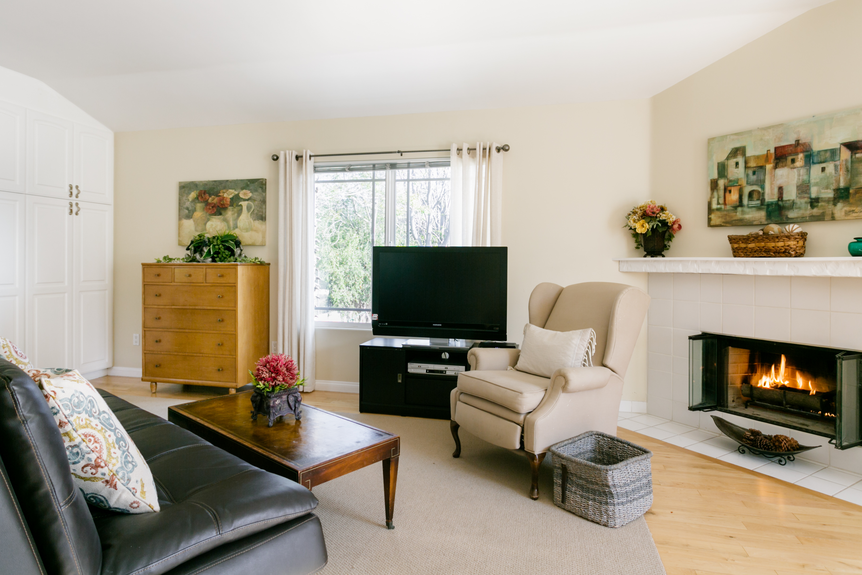 Spacious 600 SF. Upstairs Studio with weekly maid in Encino, Los Angeles