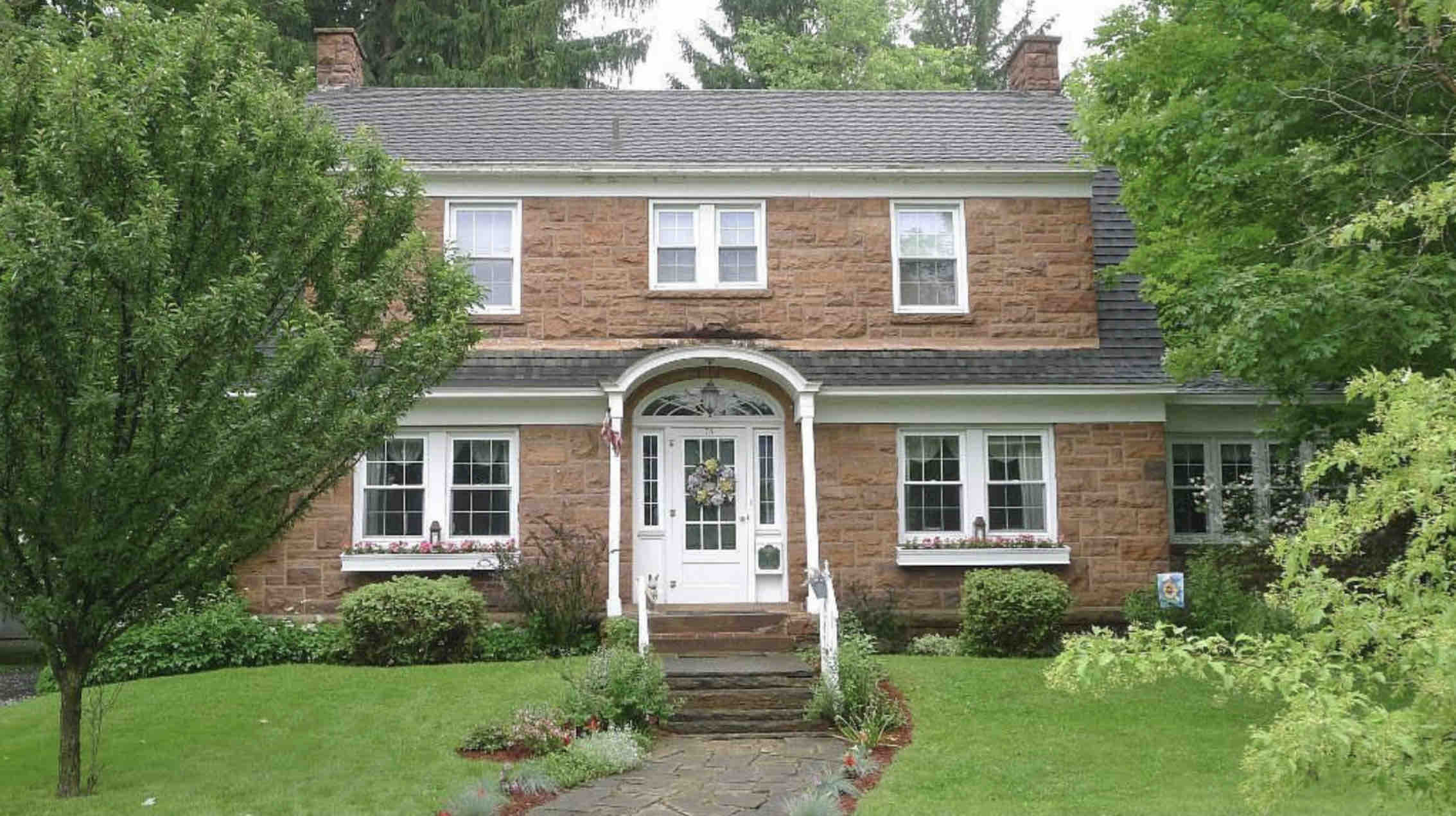 Scheller House Downtown - 2600 ft.² - 4 br -1920’s