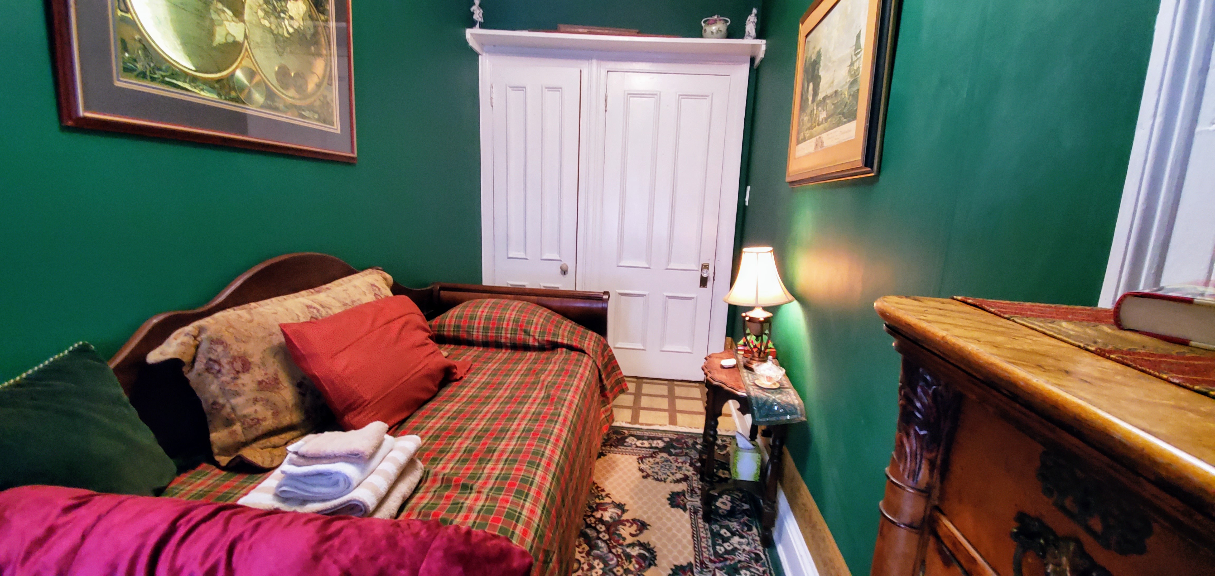 Sean's Homestead,the Green Room. Townhouses for Rent in Jersey City