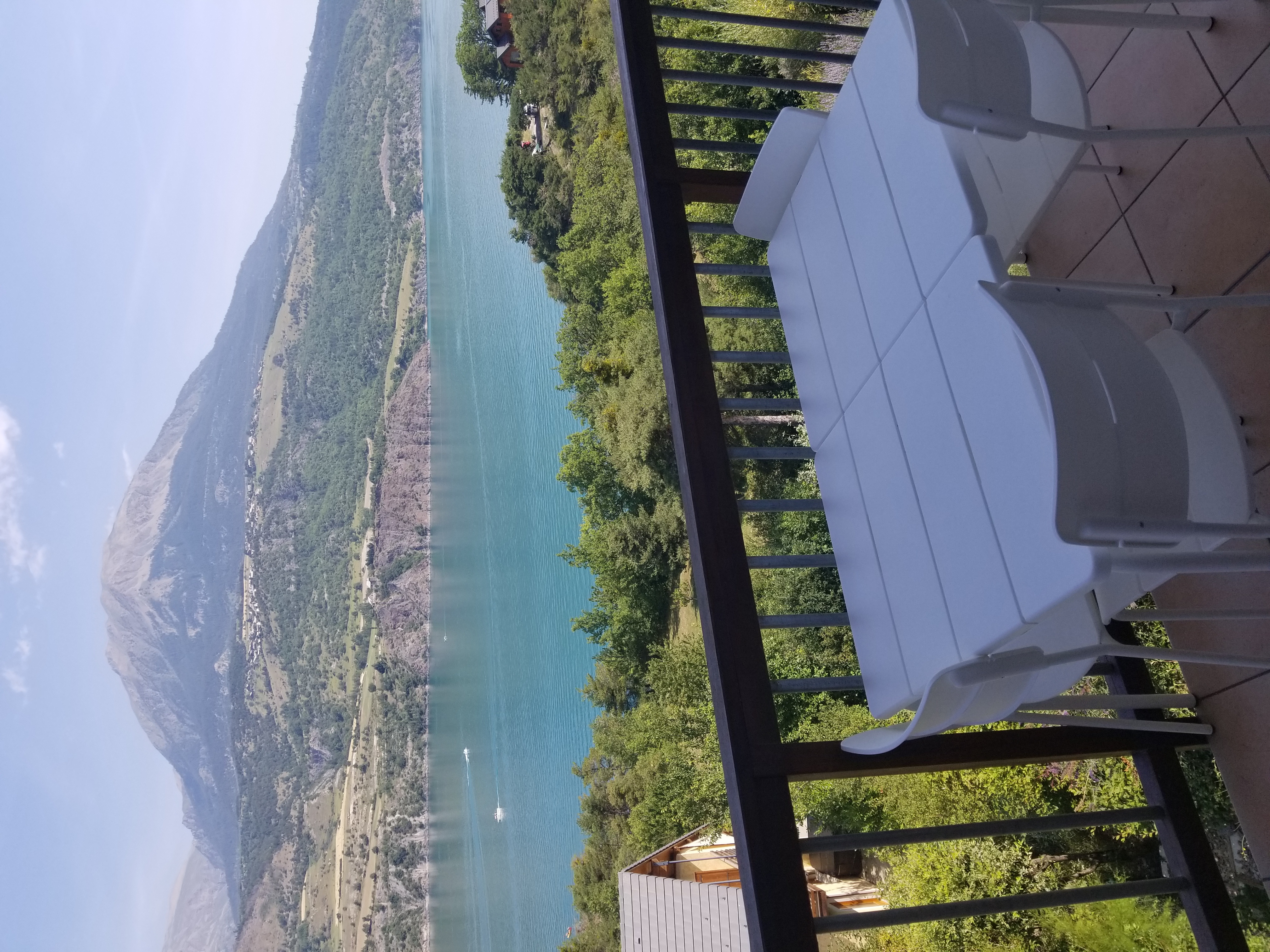 Apartment overlooking the lake of Serre-Ponçon.
