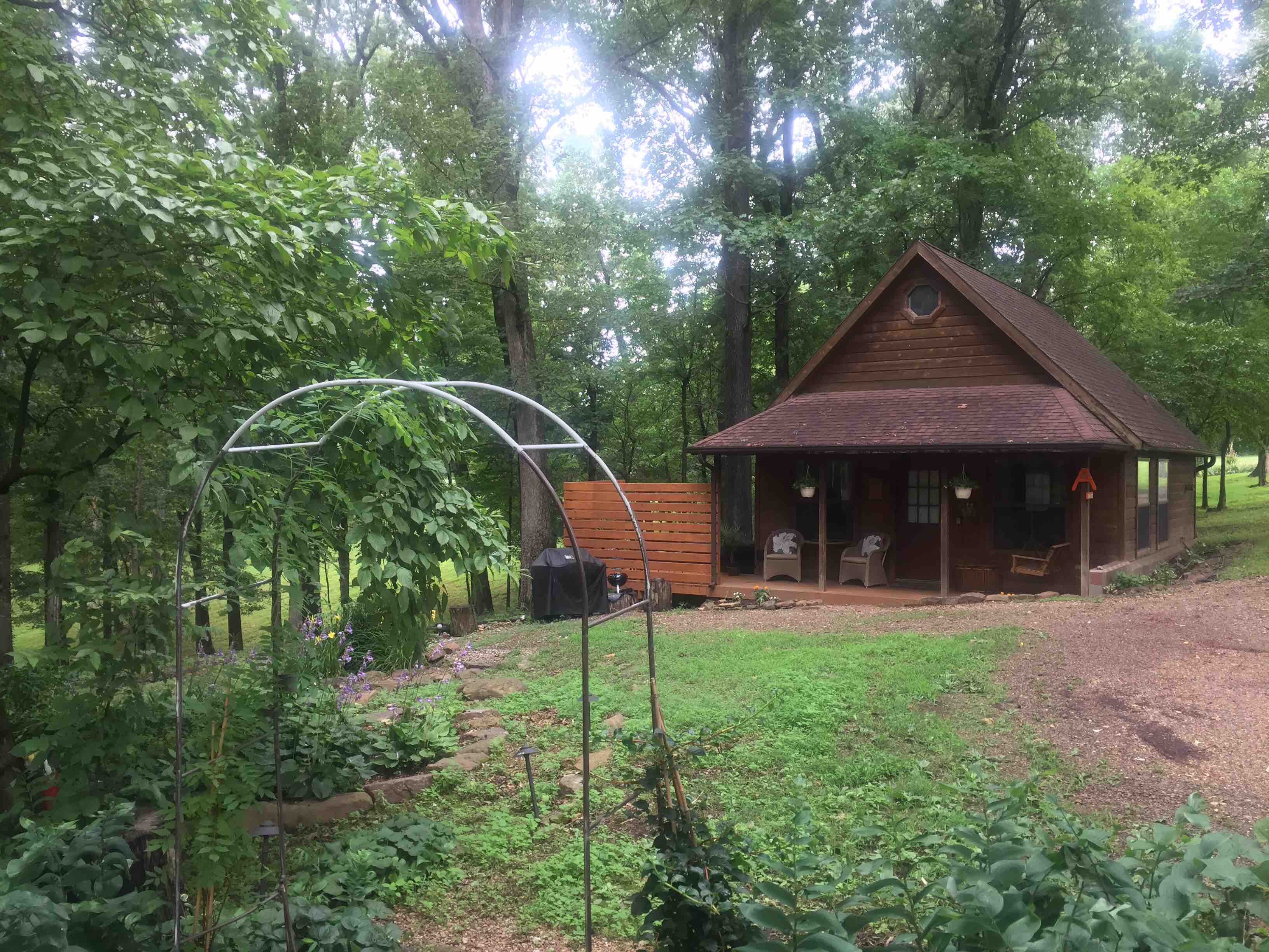 “Judy’s Cozy Cabin”. Hot tub Cabins for Rent in Springdale, Arkansas