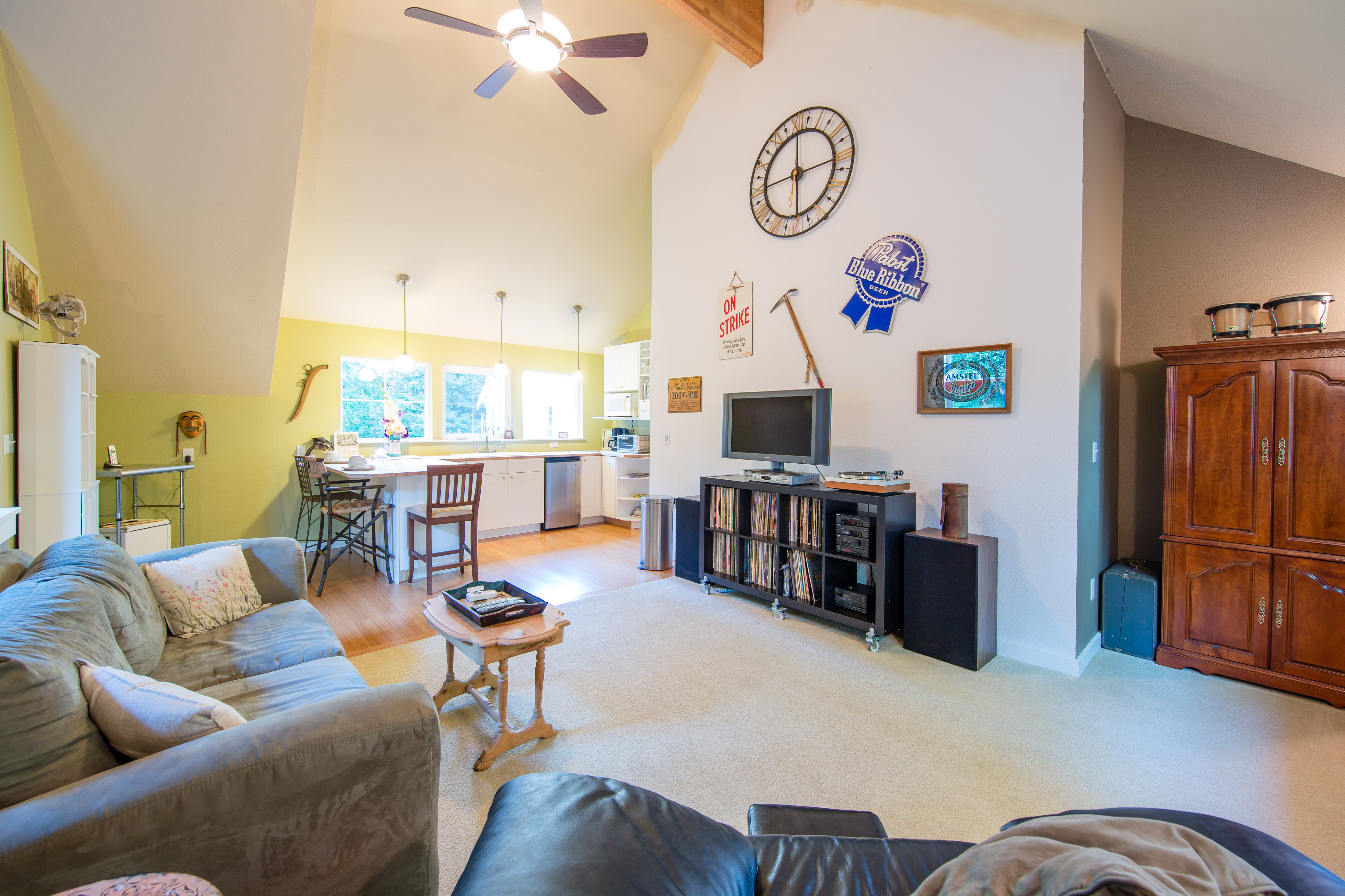 Charming Cabin in the Woods Guesthouses for Rent in Carnation