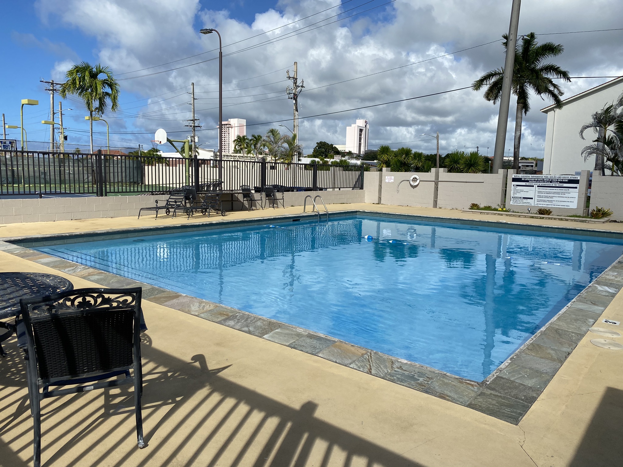 Pool, tennis, basketball: 5 min to beach +Hospital