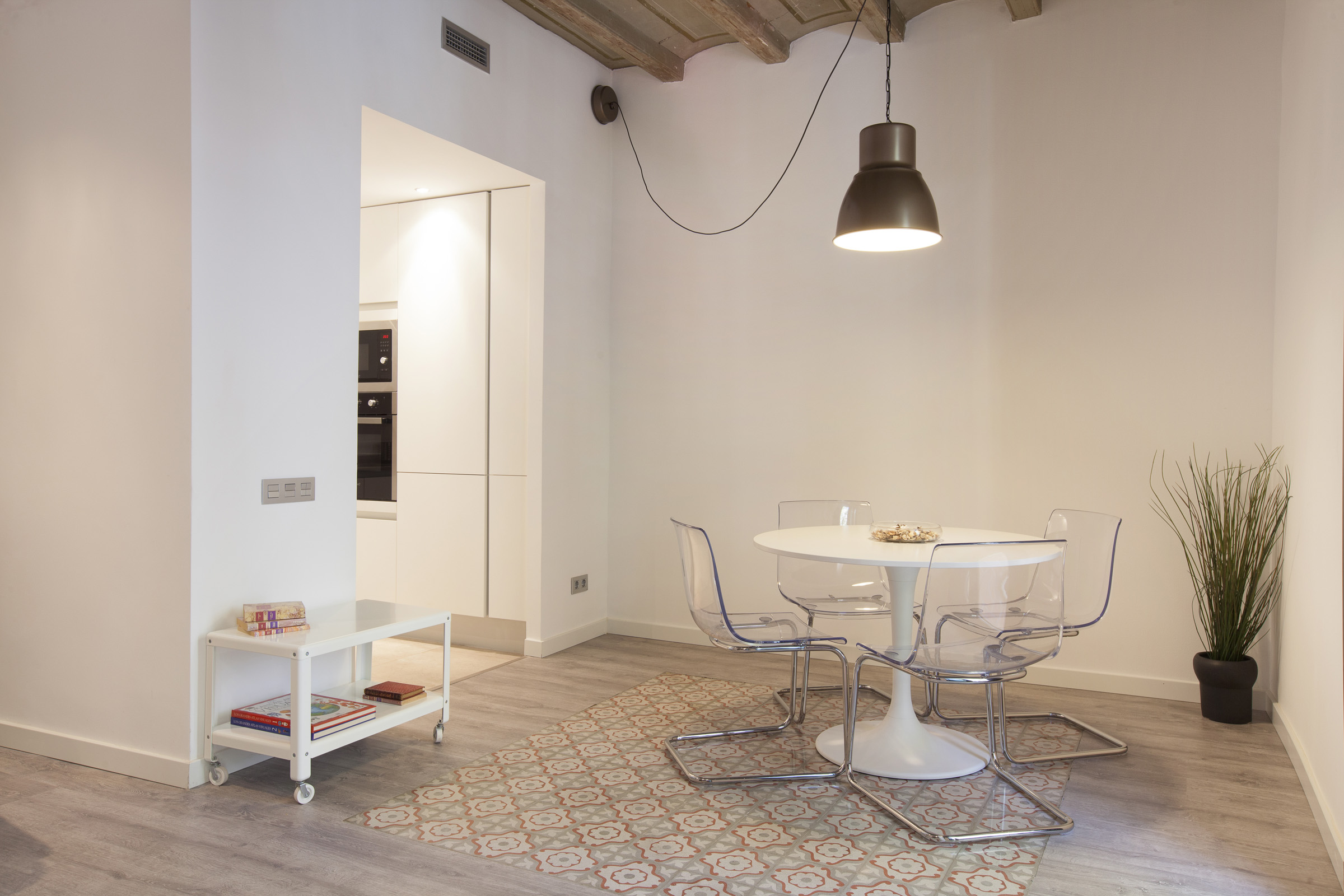 VALLS 1 -Antique & Modernist Apt- w/Elevator now!