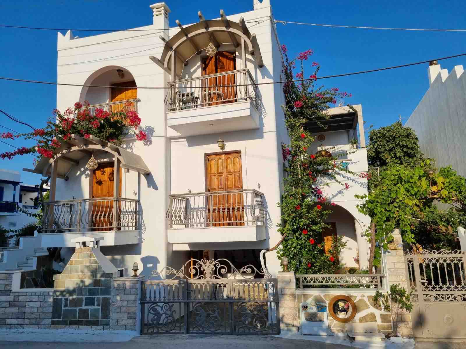 FAMILY SUMMERHOUSE IN NAXOS