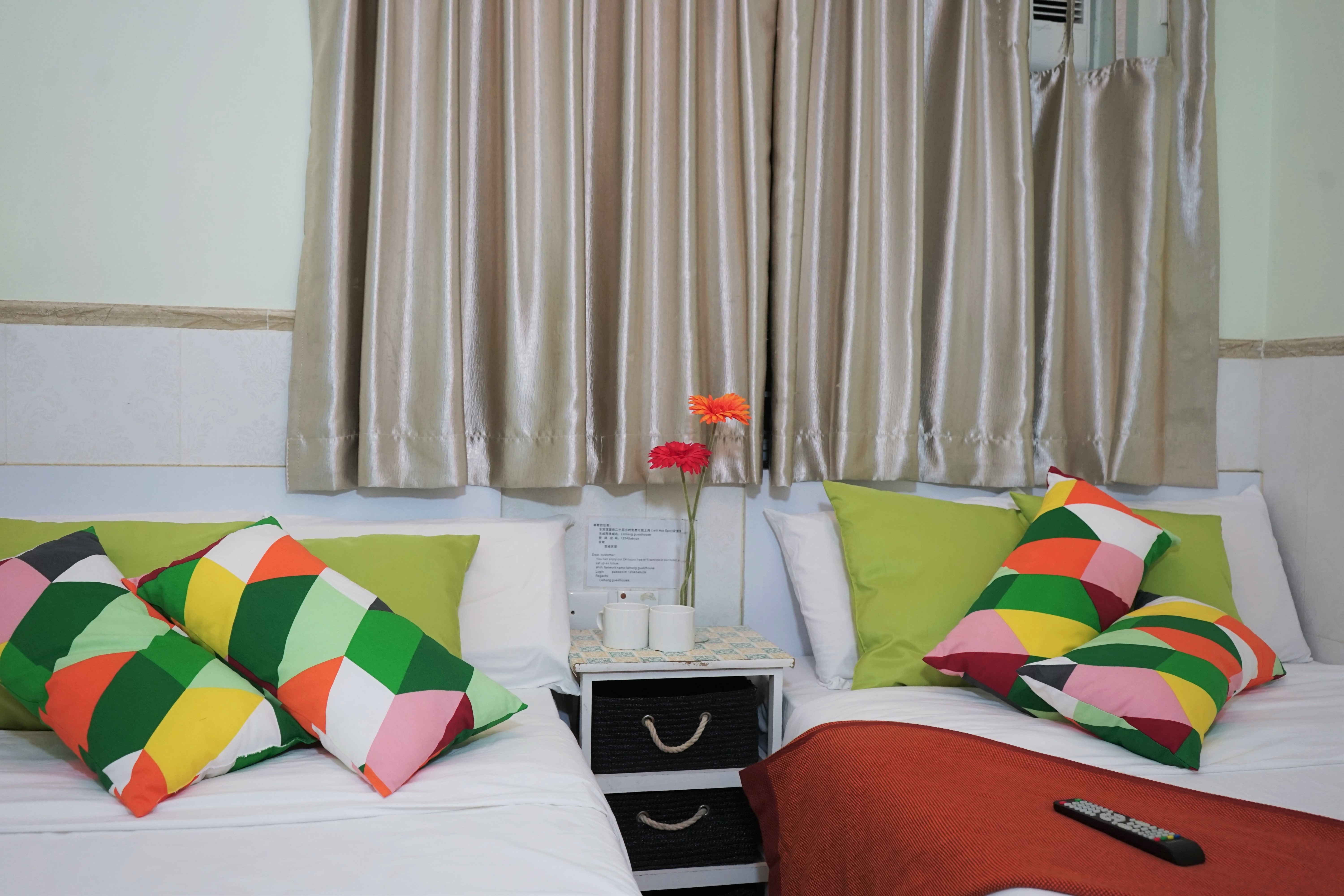1 minTsim Sha Tsui MTR two double bed for 4 guests