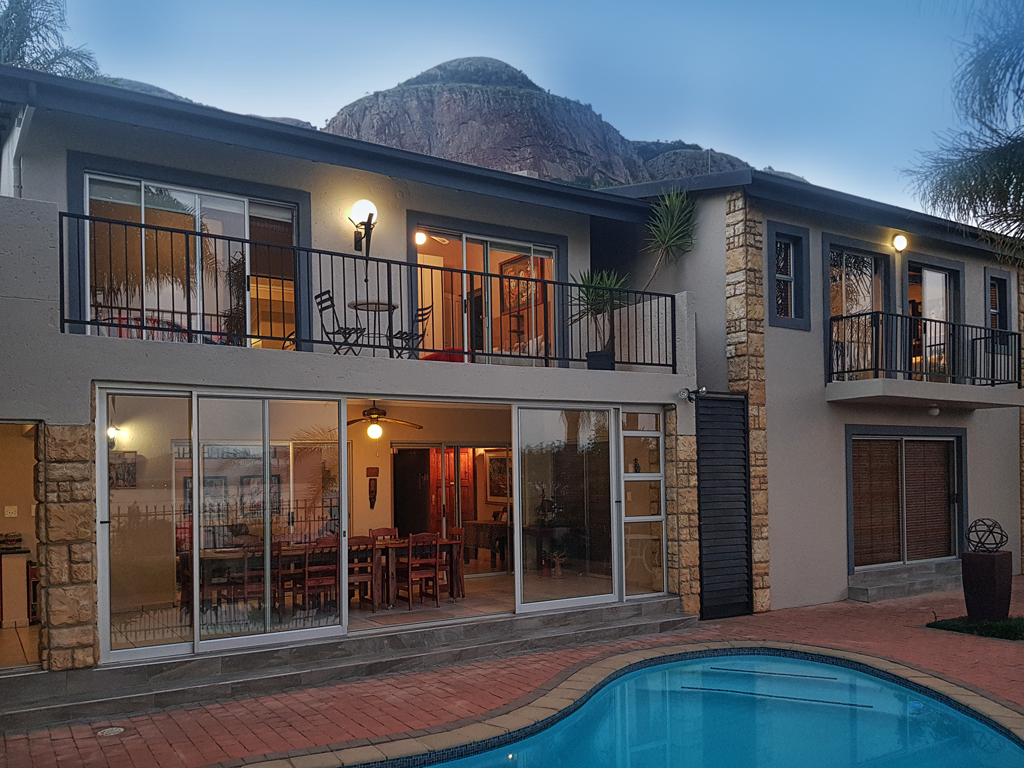 Hartbeespoort dam self catering house with a view Houses for Rent in