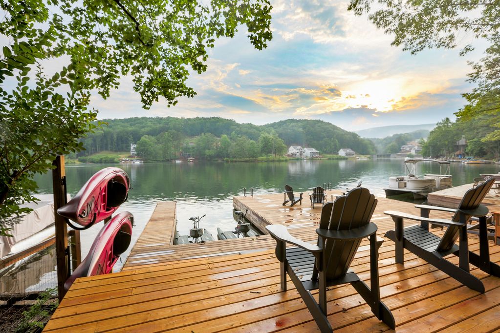 Lake Arrowhead Luxury Lakefront Cottage w/ Hot Tub Cottages for Rent