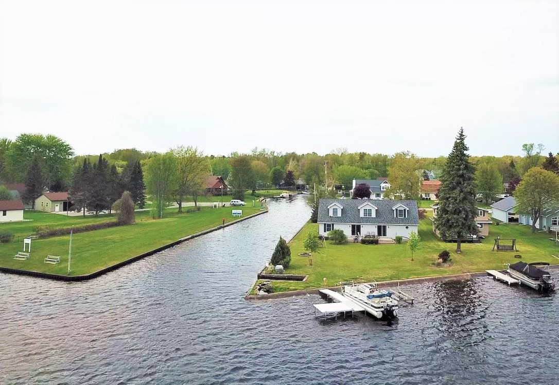 Canal and Lake Front Family Fun Getaway Houses for Rent in Houghton