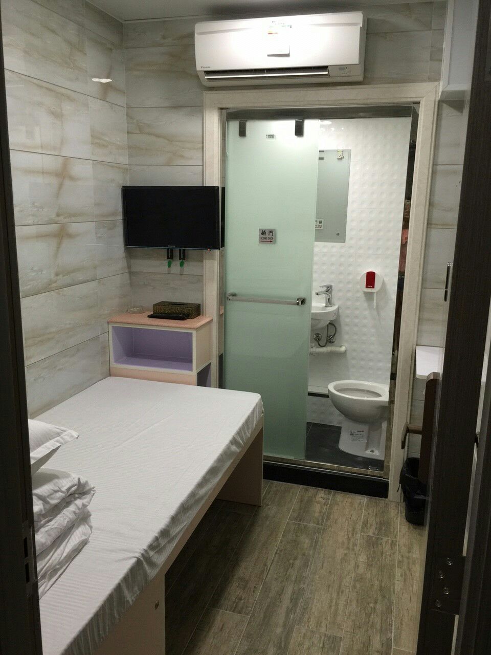 One twin bed that is clean and comfortable!listing_id: 7766571 listing_id: 7766571(Number 2)