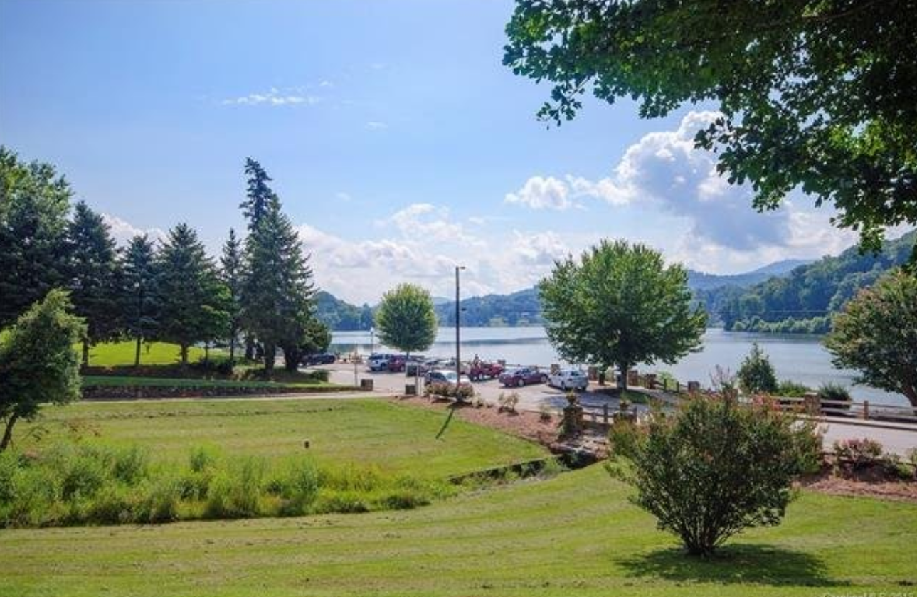 Lakeside Retreat at The Ginkgo Cottage Cottages for Rent in Lake