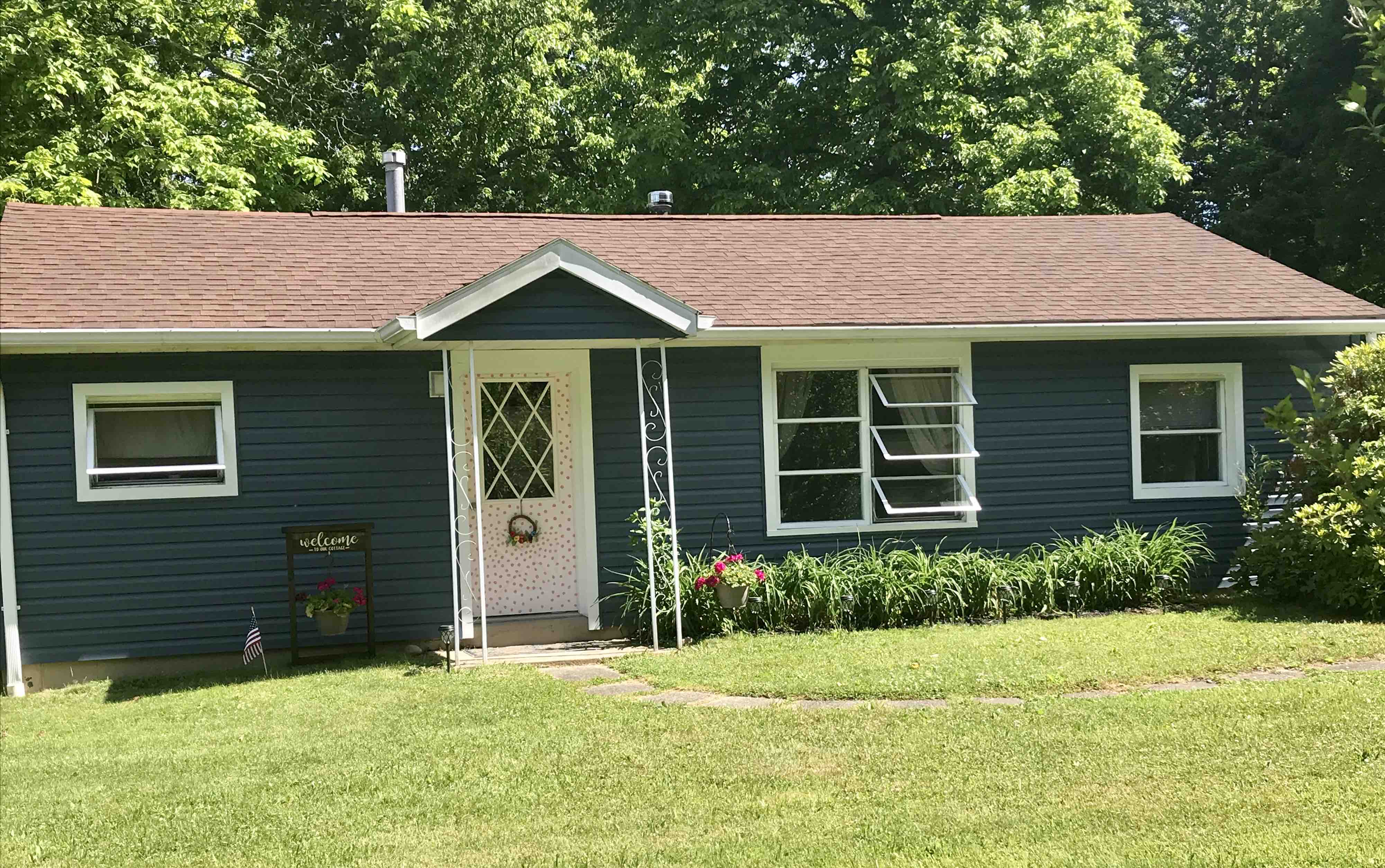 The Blue Cottage at Pymatuning Lake Cottages for Rent in Linesville