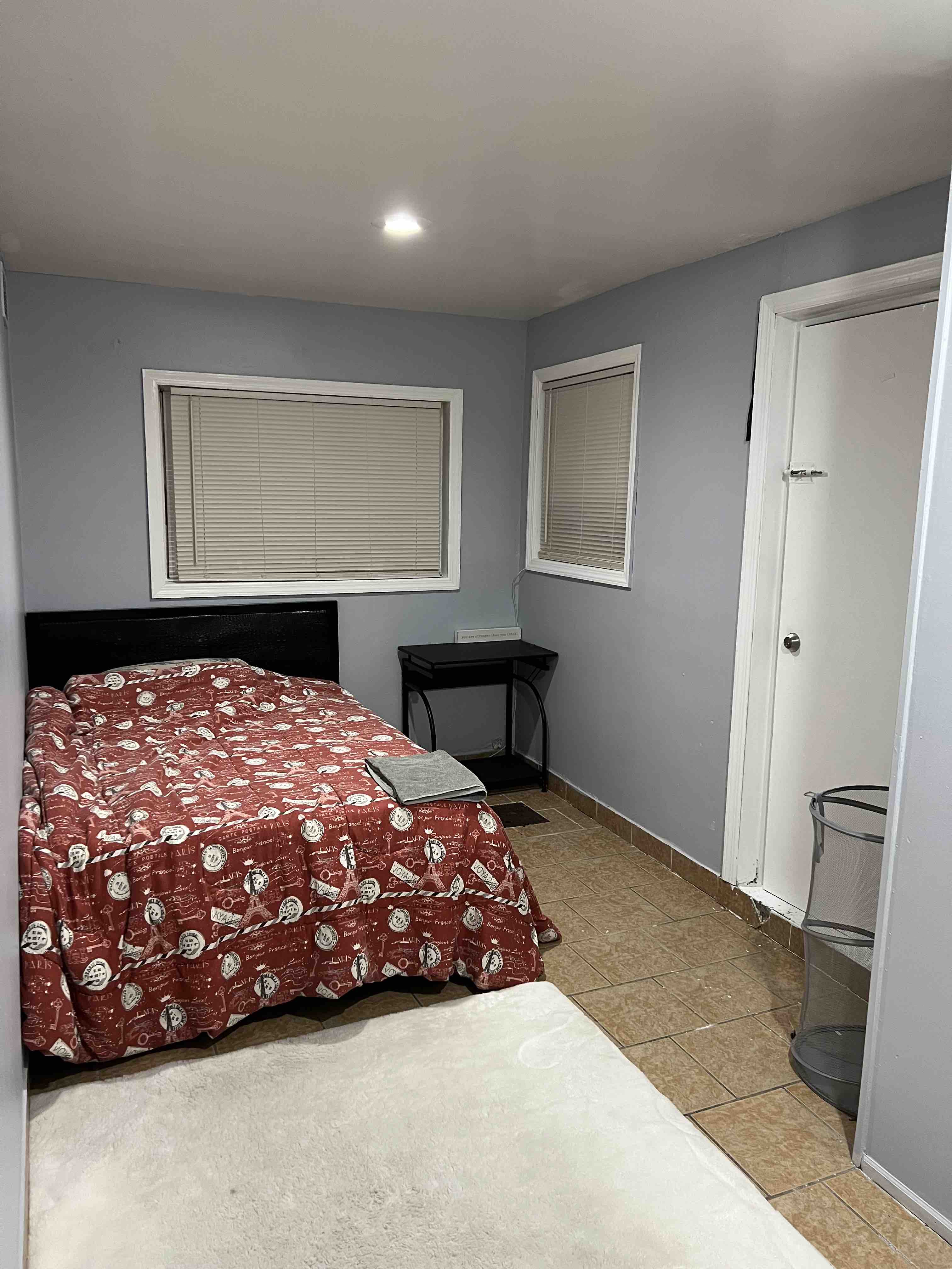 Precioso dormitorio con un enorme patio trasero y aparcamiento