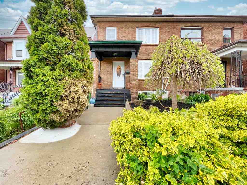 CHARMING 3BR HOME W/FIREPLACE & PRIVATE YARD W/BBQ in Corso Italia-Davenport, Toronto