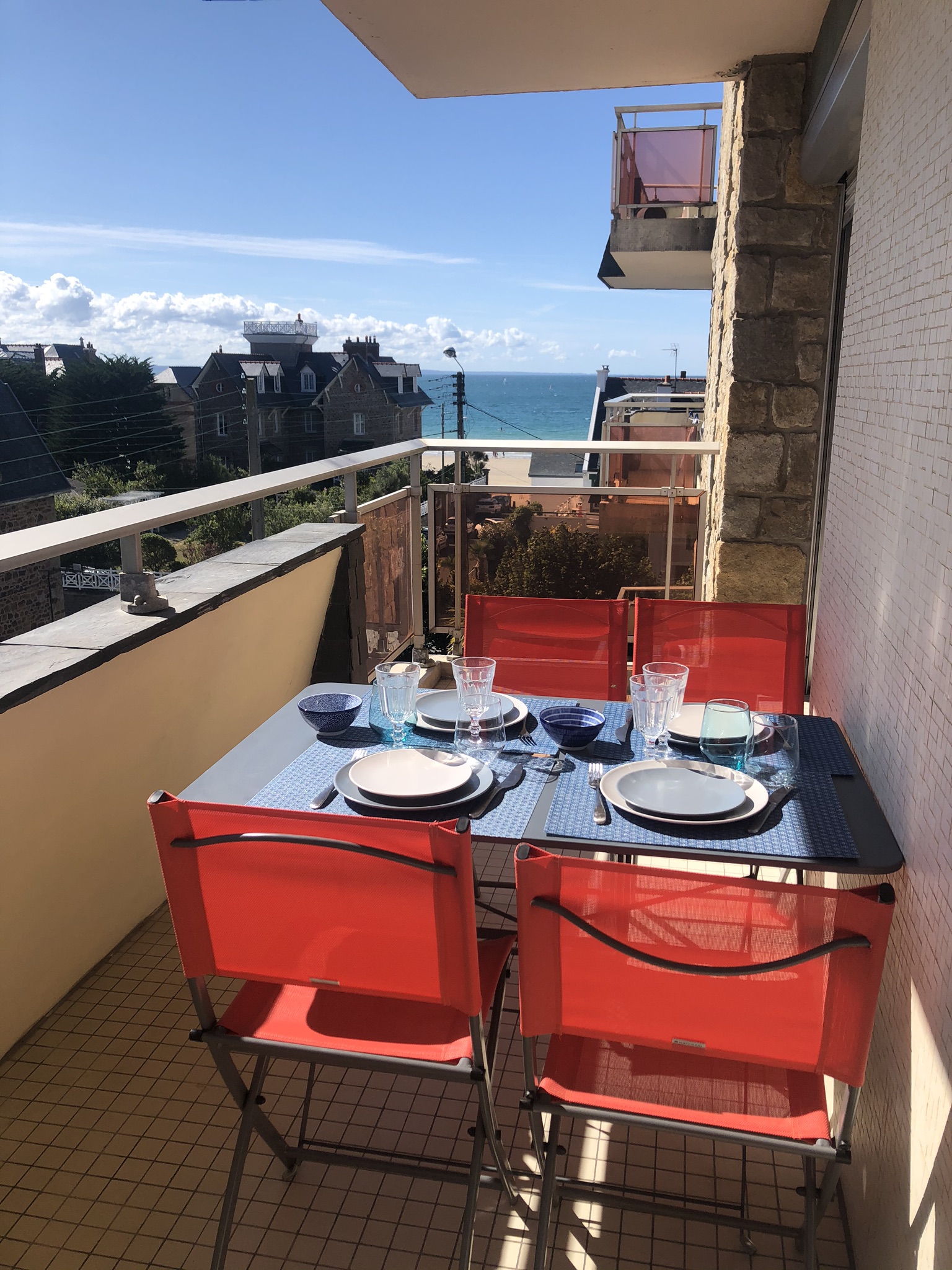 All comforts with sea views and beach 100 m away